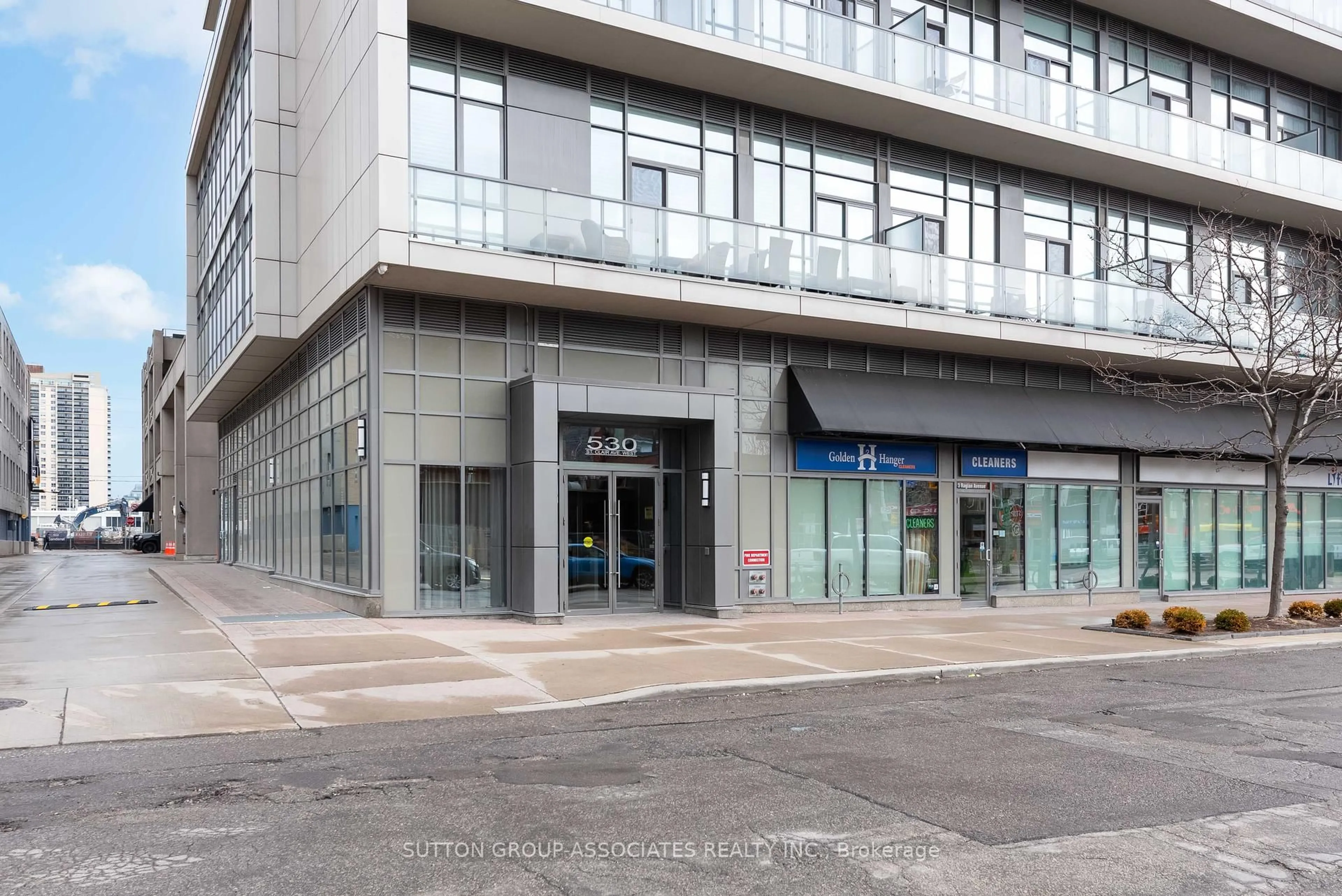 Indoor foyer for 530 St. Clair Ave #1502, Toronto Ontario M6C 0A2