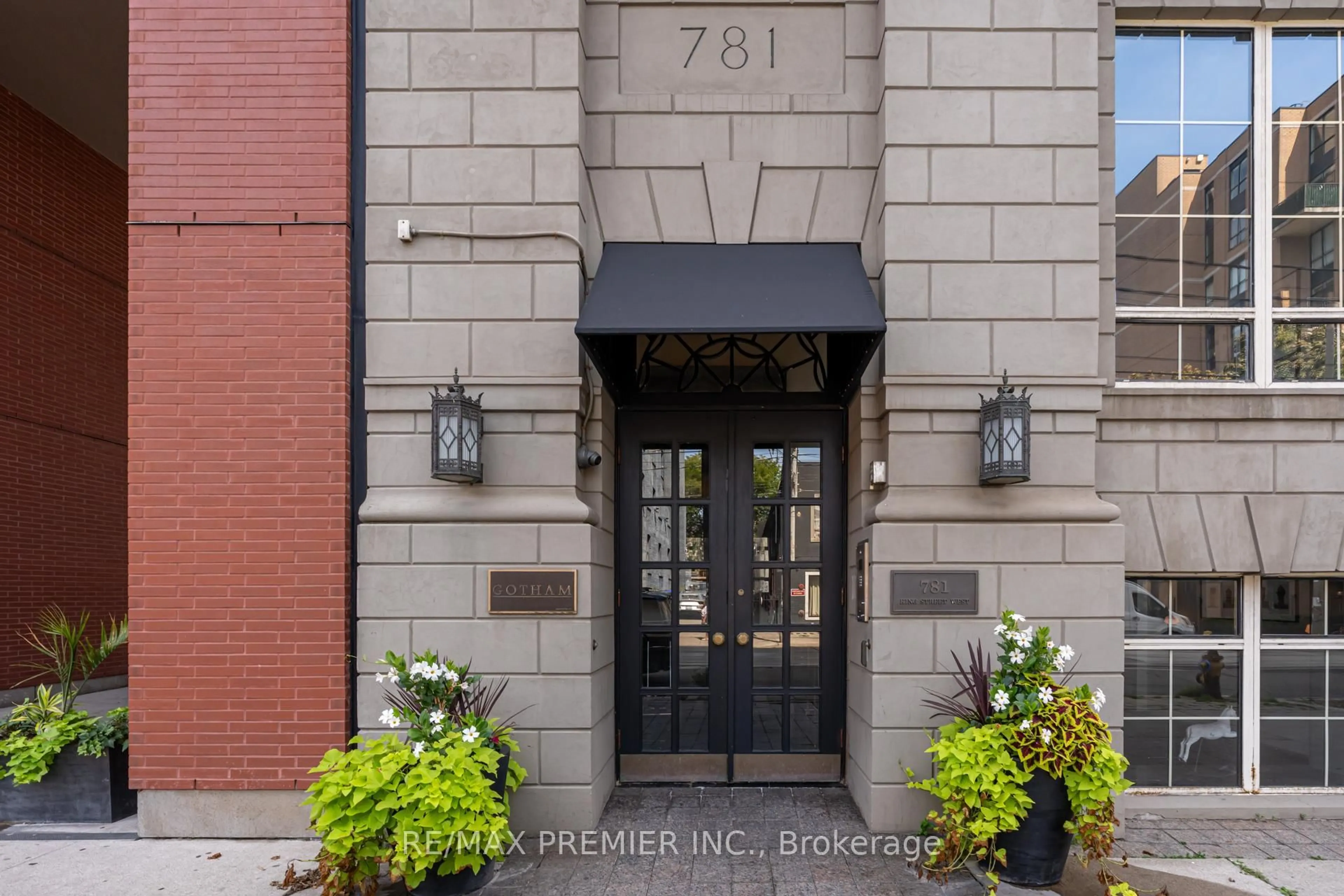 Indoor entryway for 781 King St #501, Toronto Ontario M5V 3L5