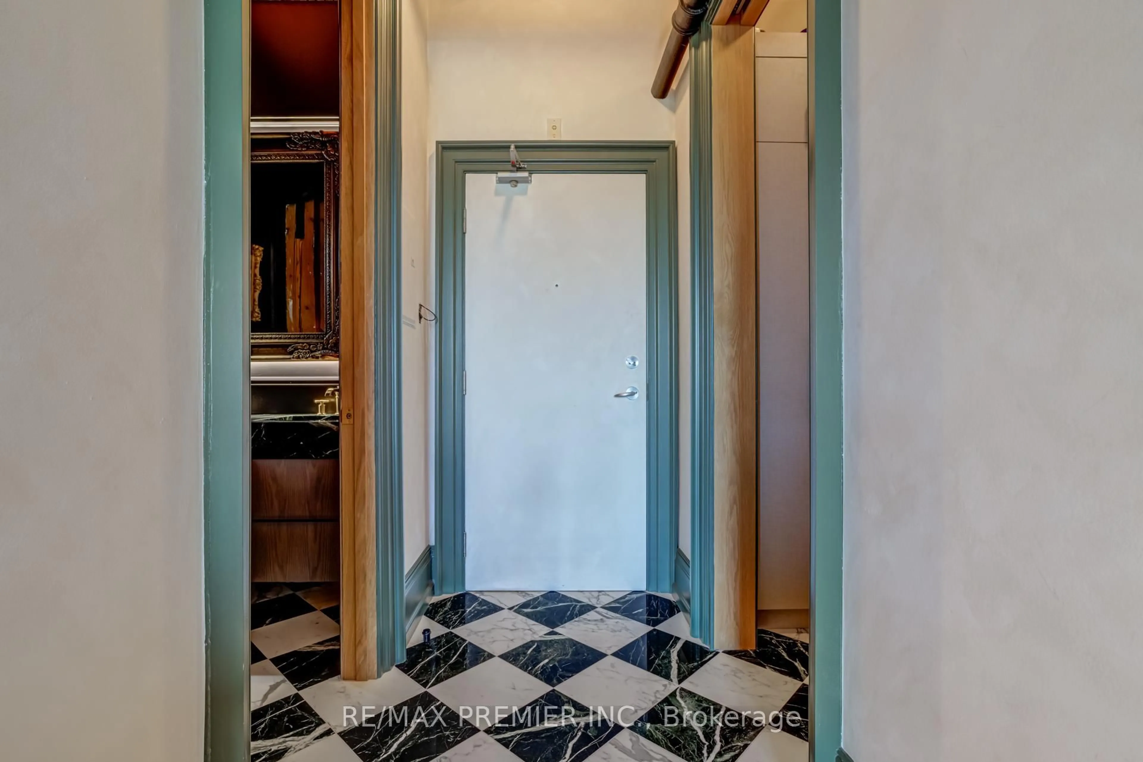 Indoor entryway for 781 King St #501, Toronto Ontario M5V 3L5