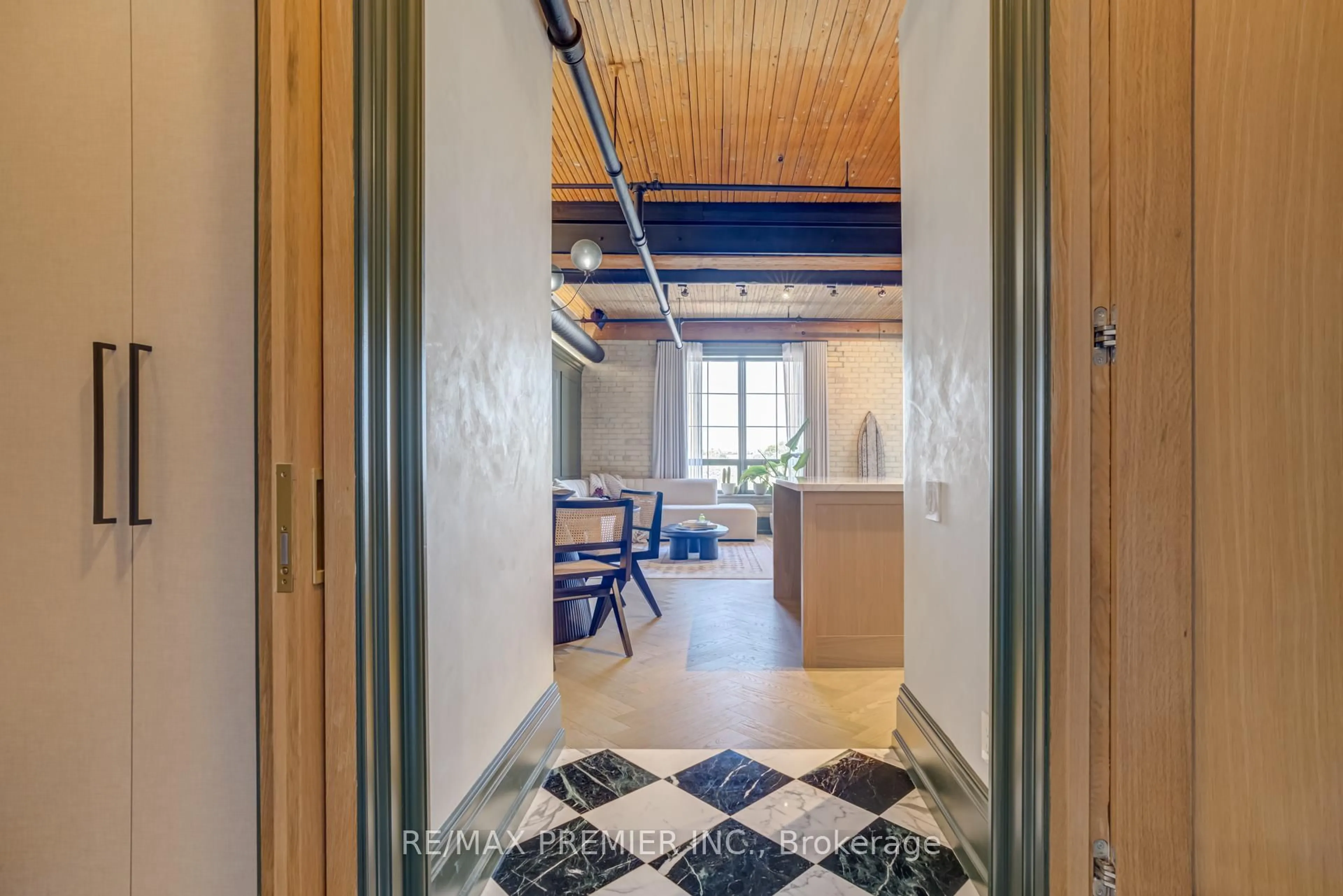 Indoor foyer for 781 King St #501, Toronto Ontario M5V 3L5