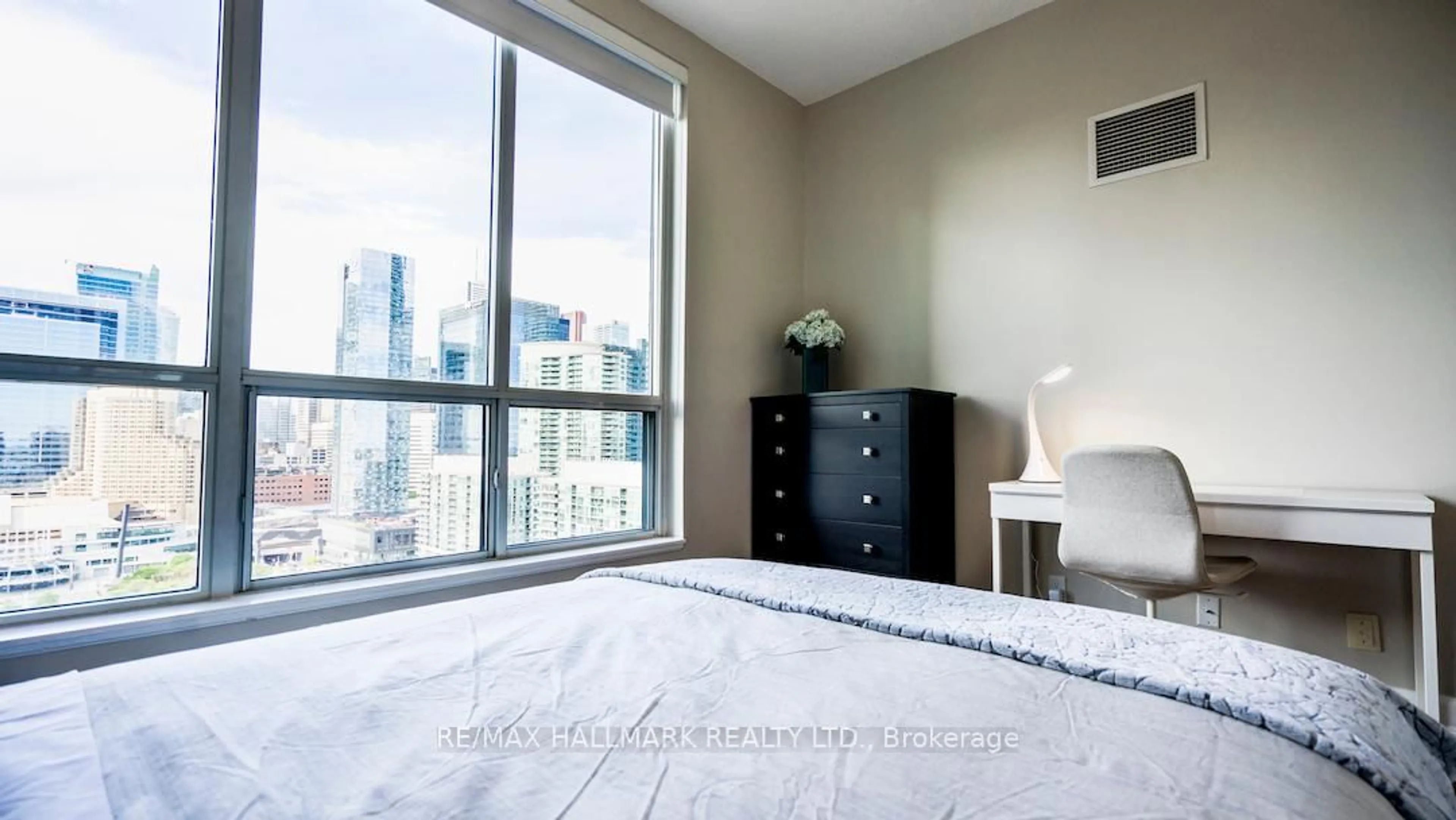 Bedroom with bed, unknown for 230 Queens Quay #2525, Toronto Ontario M5J 2Y7