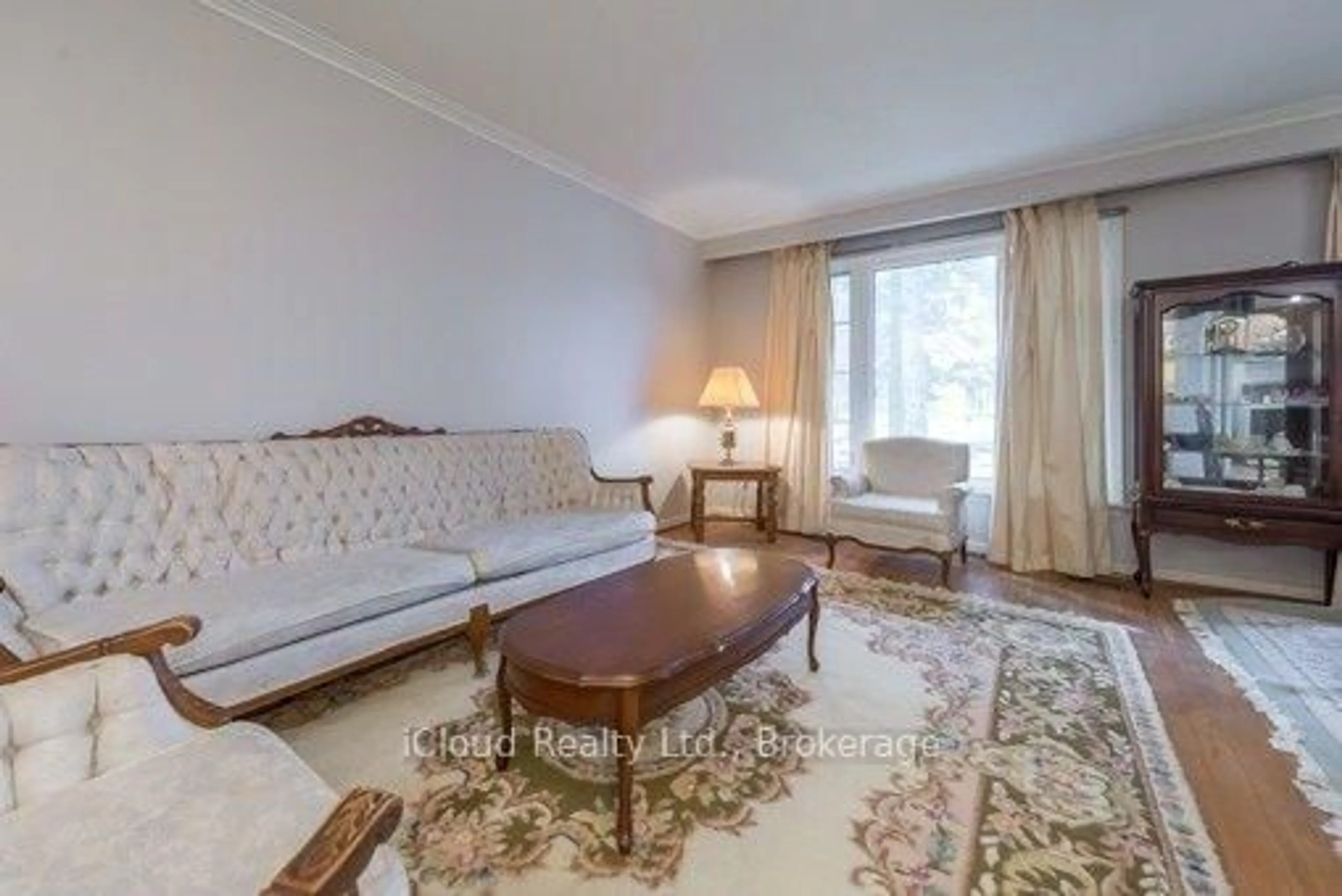 Living room with furniture, unknown for 3053 Bayview Ave, Toronto Ontario M2K 1G1