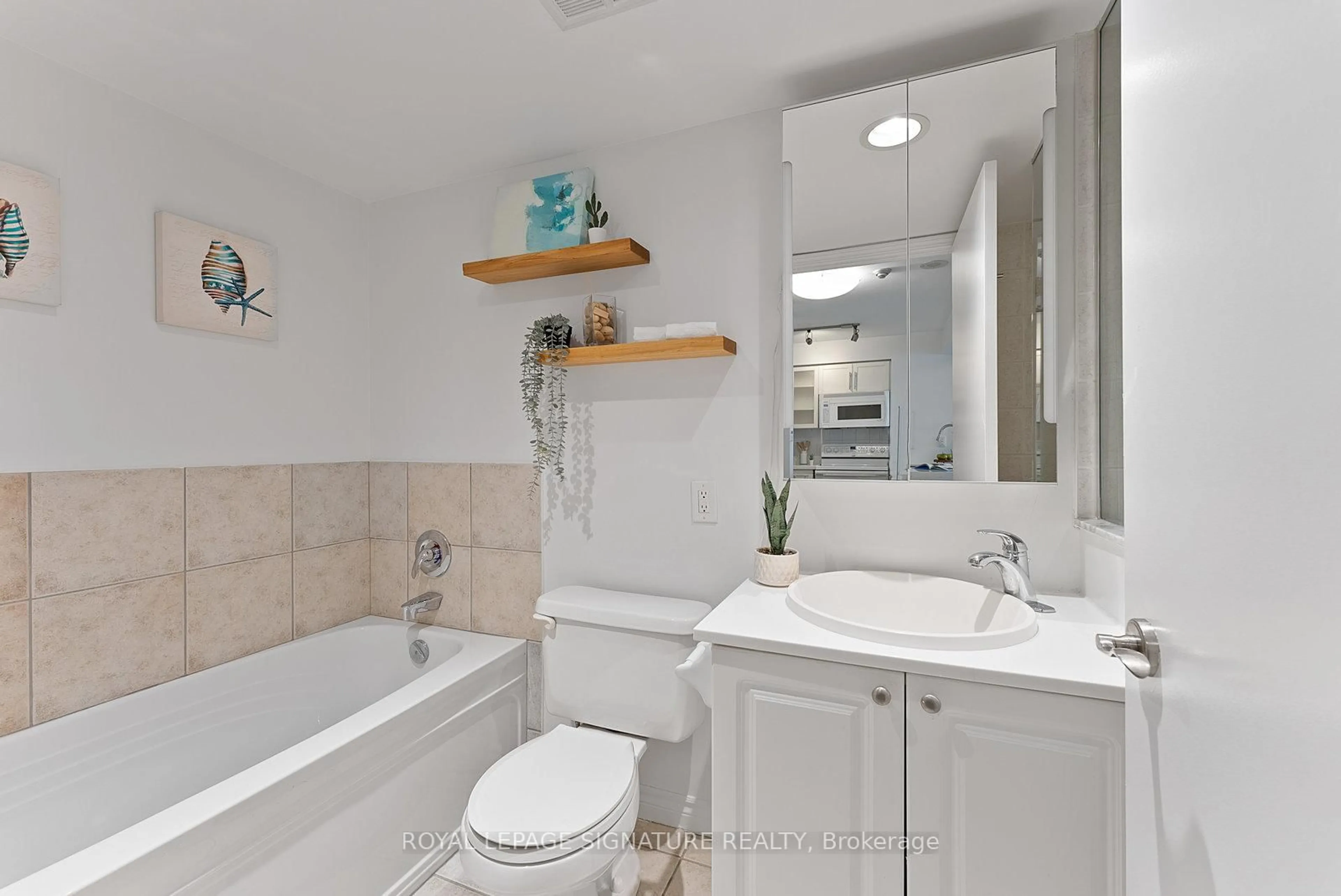 Standard bathroom, ceramic/tile floor for 410 Queens Quay #1407, Toronto Ontario M5V 3T1