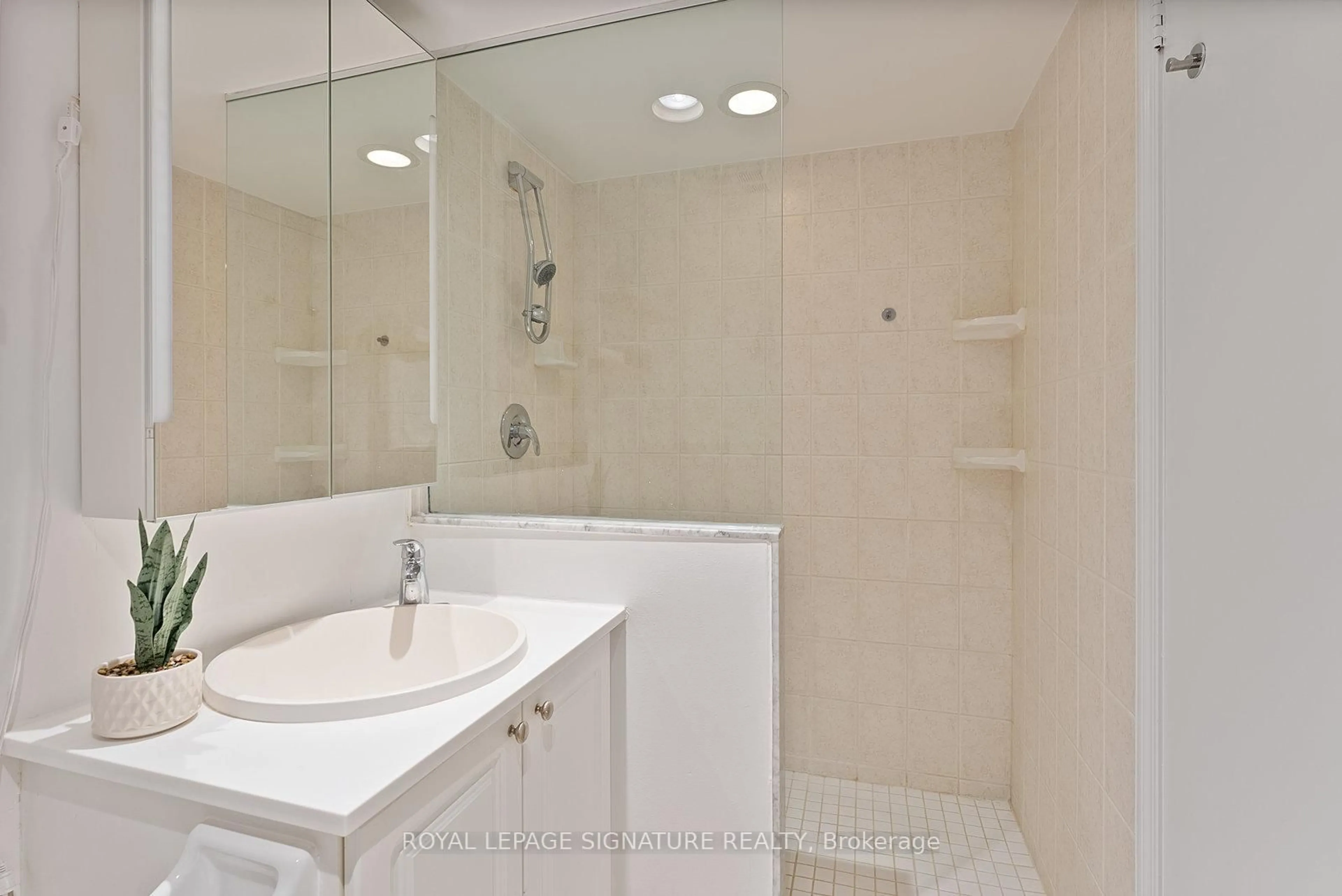 Standard bathroom, ceramic/tile floor for 410 Queens Quay #1407, Toronto Ontario M5V 3T1