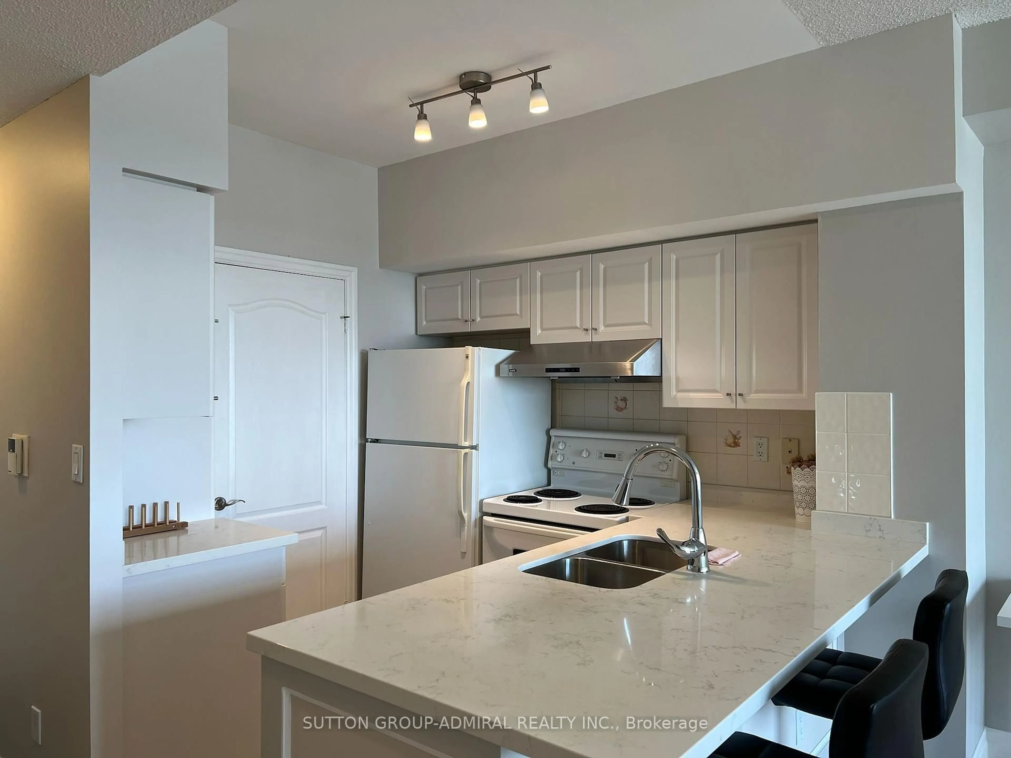Standard kitchen, unknown for 188 Doris Ave #1818, Toronto Ontario M2N 6Z5
