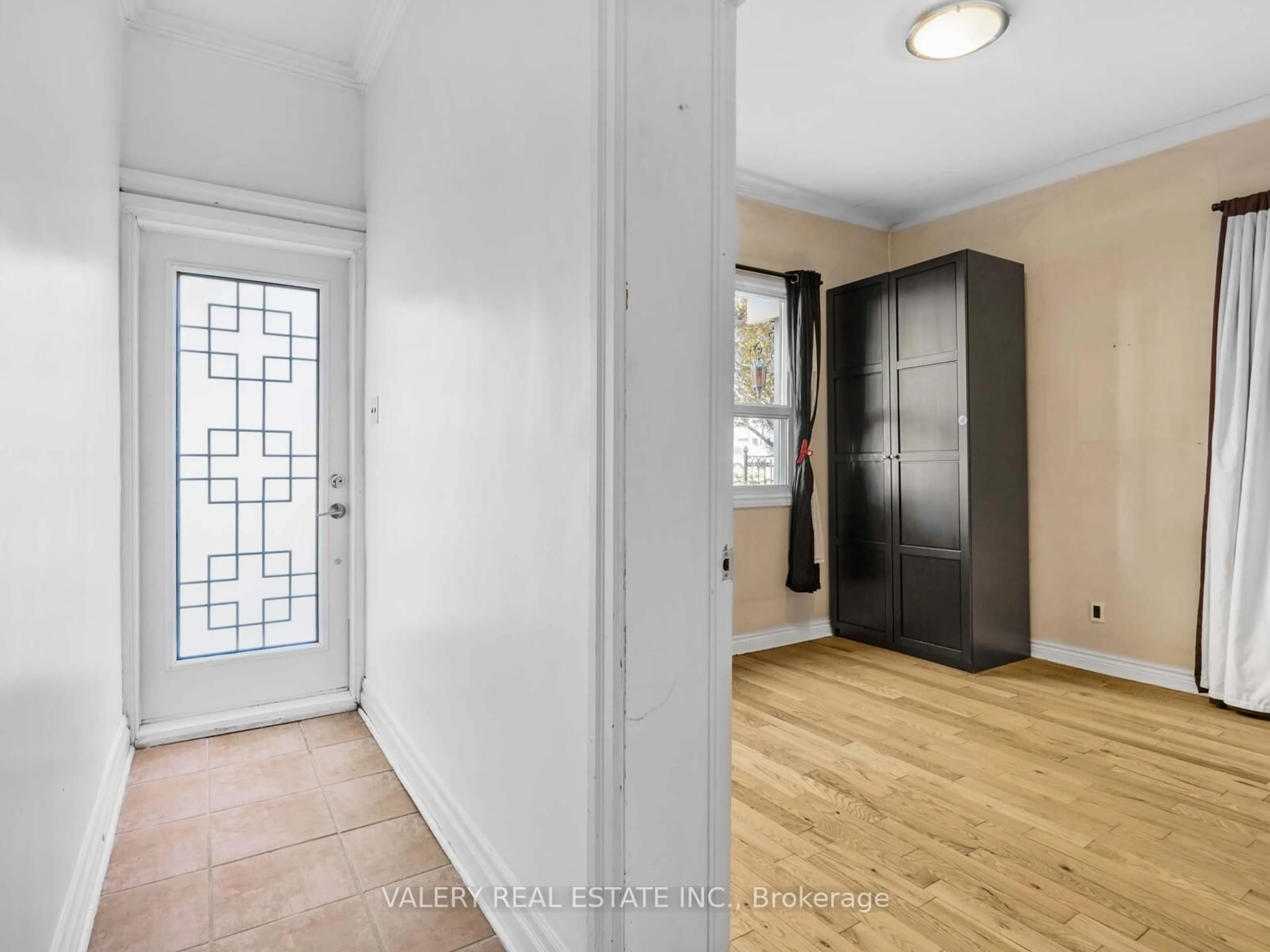 Indoor entryway for 7 Ellsworth Ave, Toronto Ontario M6G 2K4