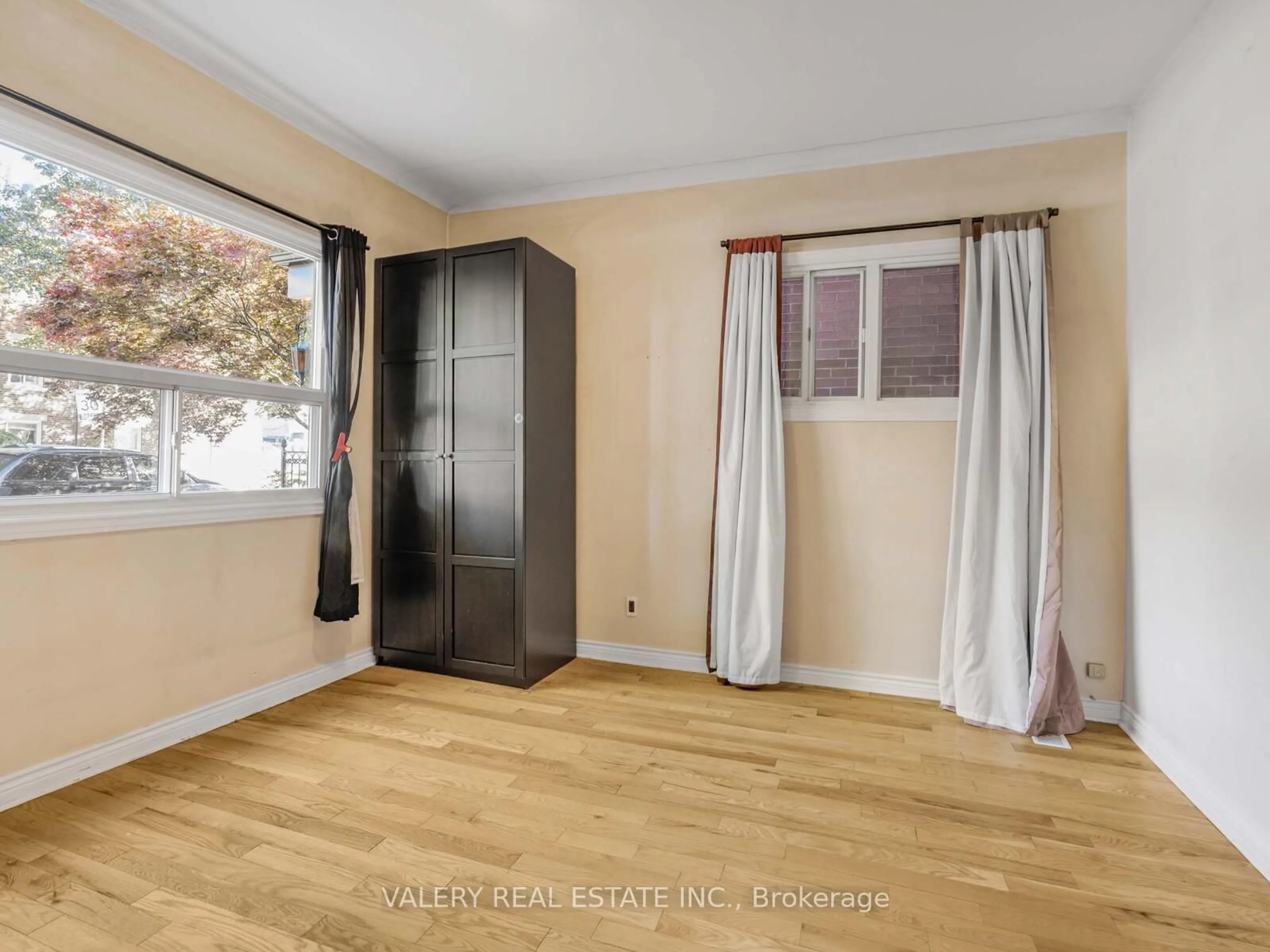 A pic of a room for 7 Ellsworth Ave, Toronto Ontario M6G 2K4