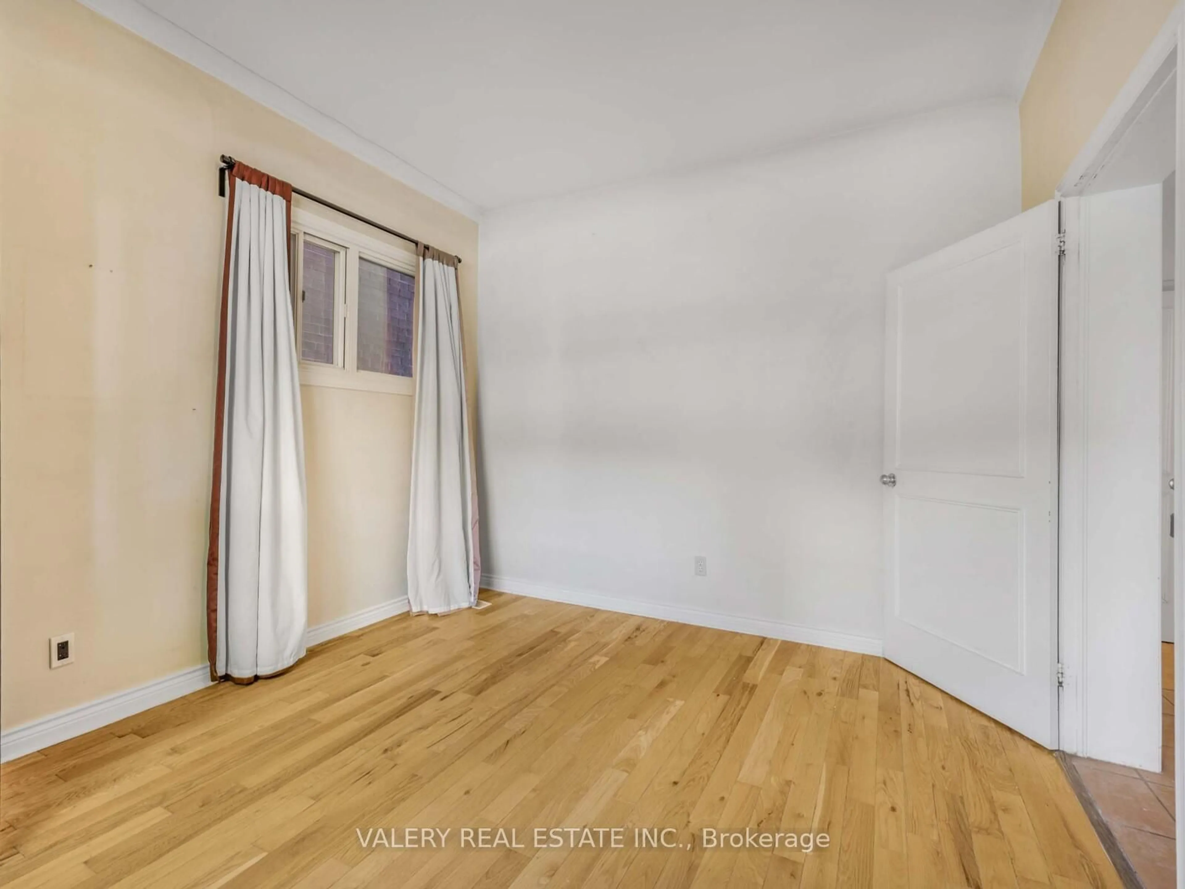 A pic of a room for 7 Ellsworth Ave, Toronto Ontario M6G 2K4