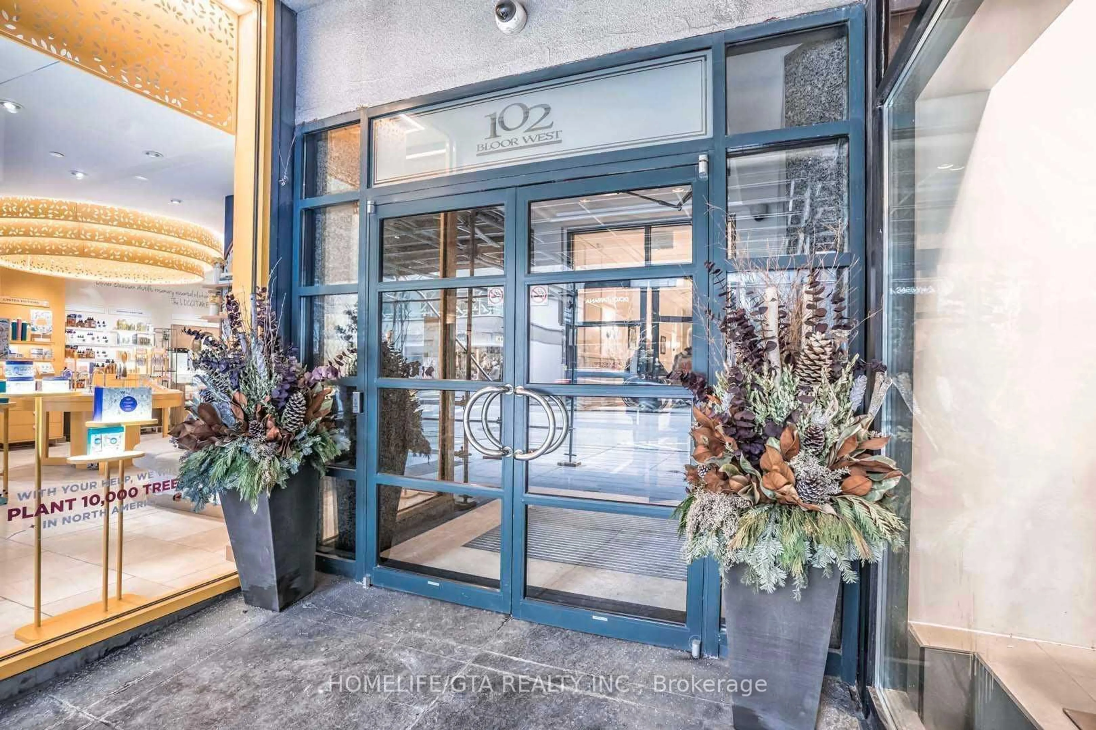 Indoor foyer for 102 Bloor St #907, Toronto Ontario M5S 1M8