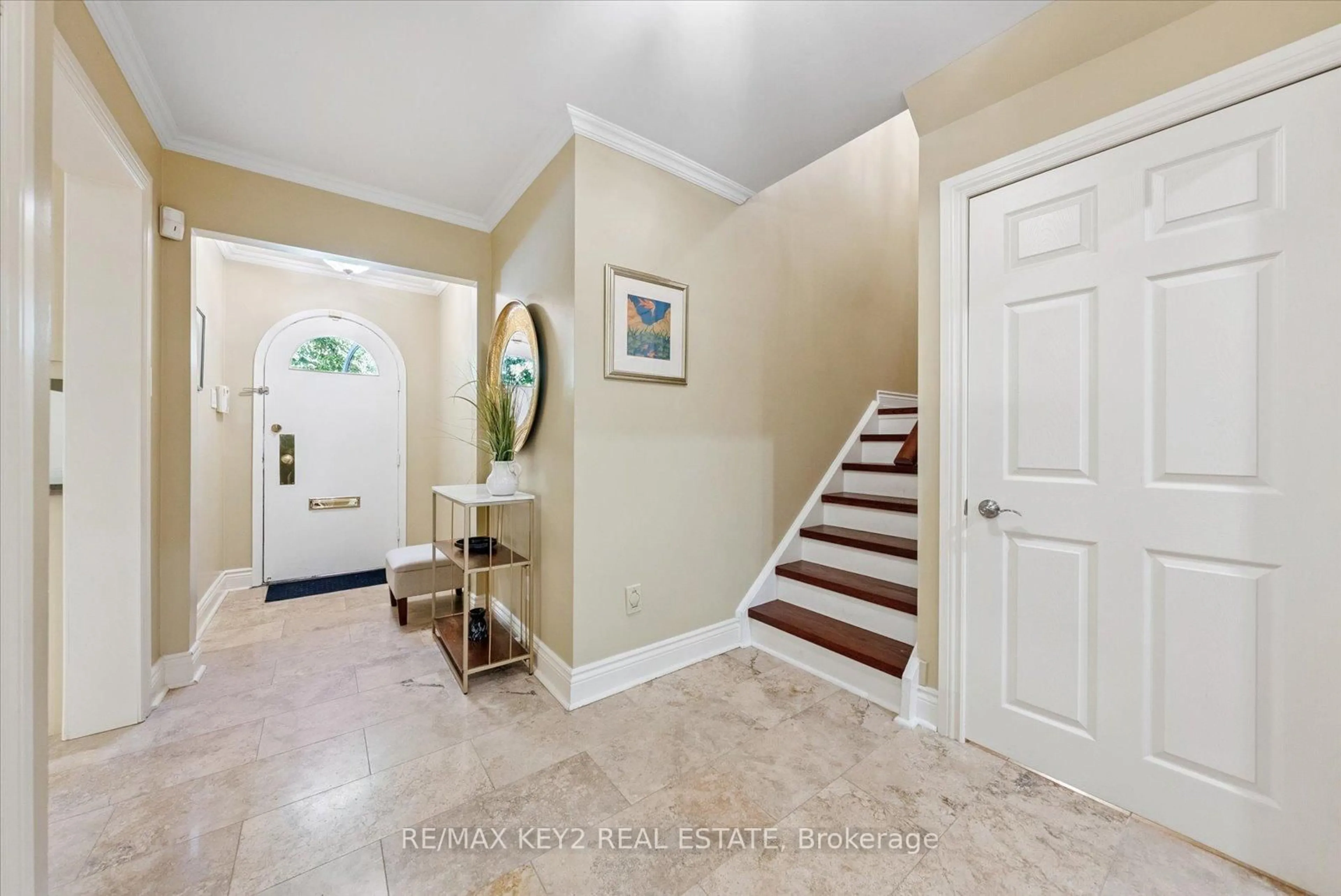 Indoor entryway for 34 Snowshoe Mill Way #201, Toronto Ontario M2L 1T5