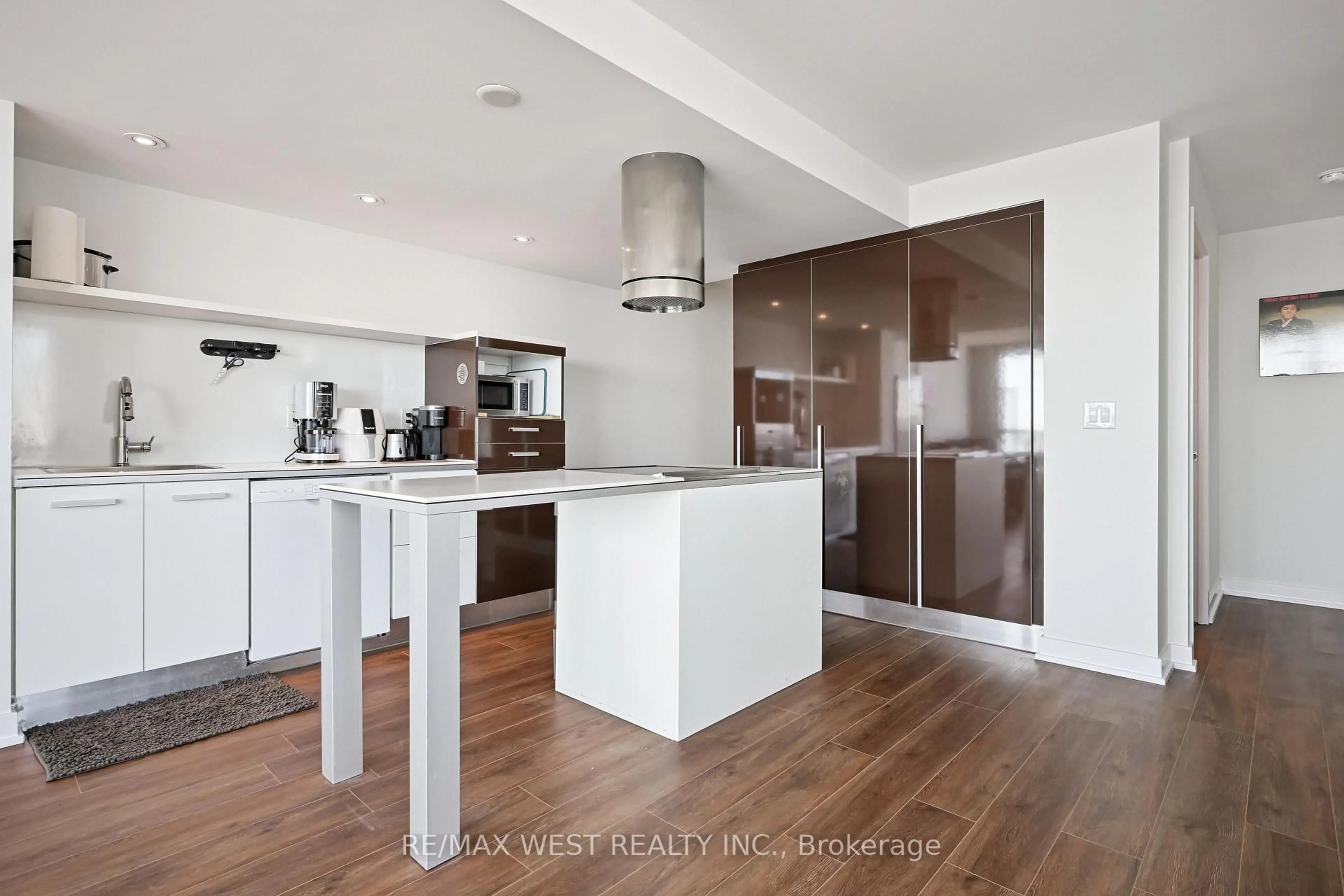 Contemporary kitchen, wood/laminate floor for 38 Dan Leckie Way #2612, Toronto Ontario M5V 2V6