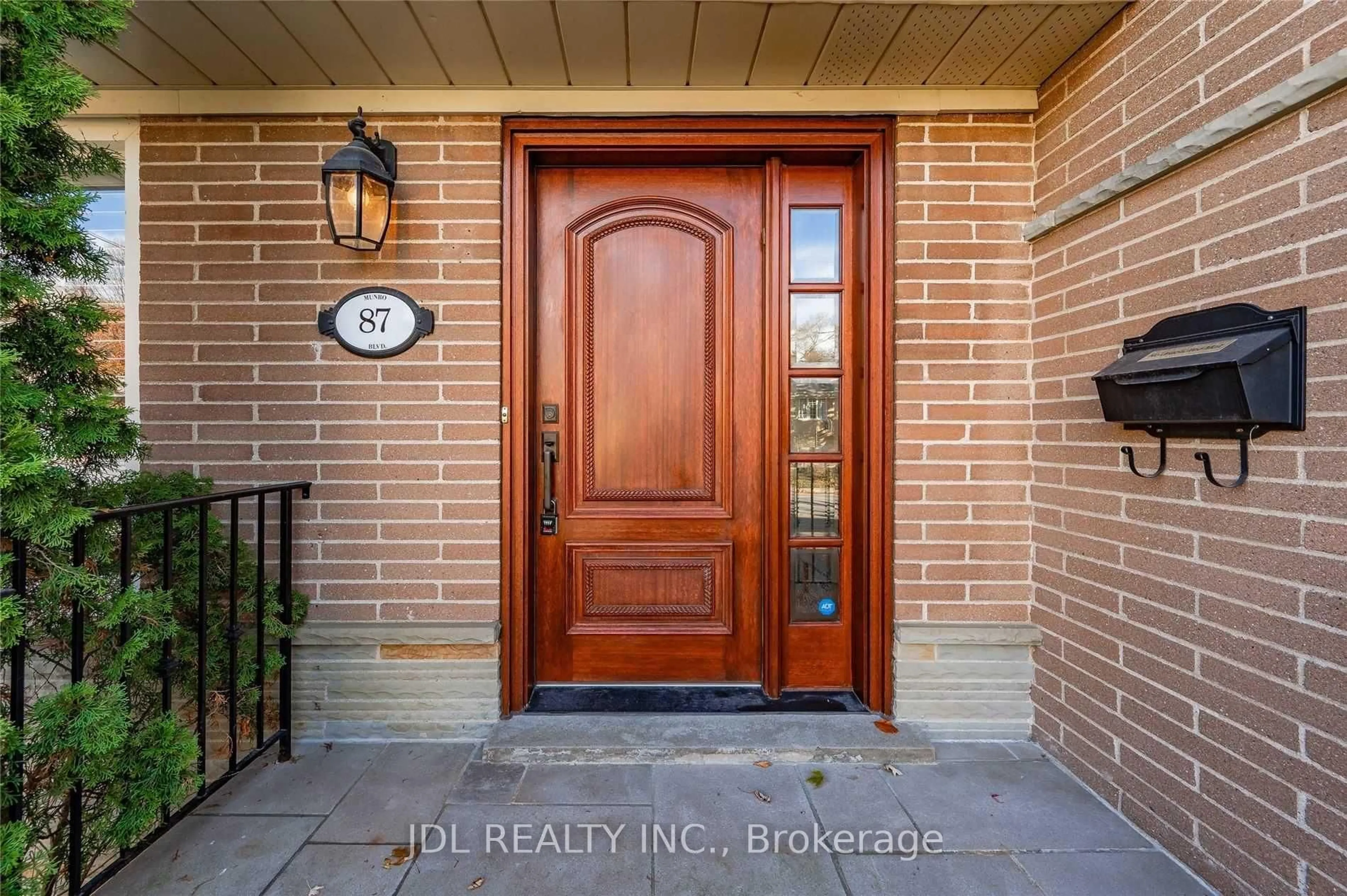 Indoor entryway for 87 Munro Blvd, Toronto Ontario M2P 1C5