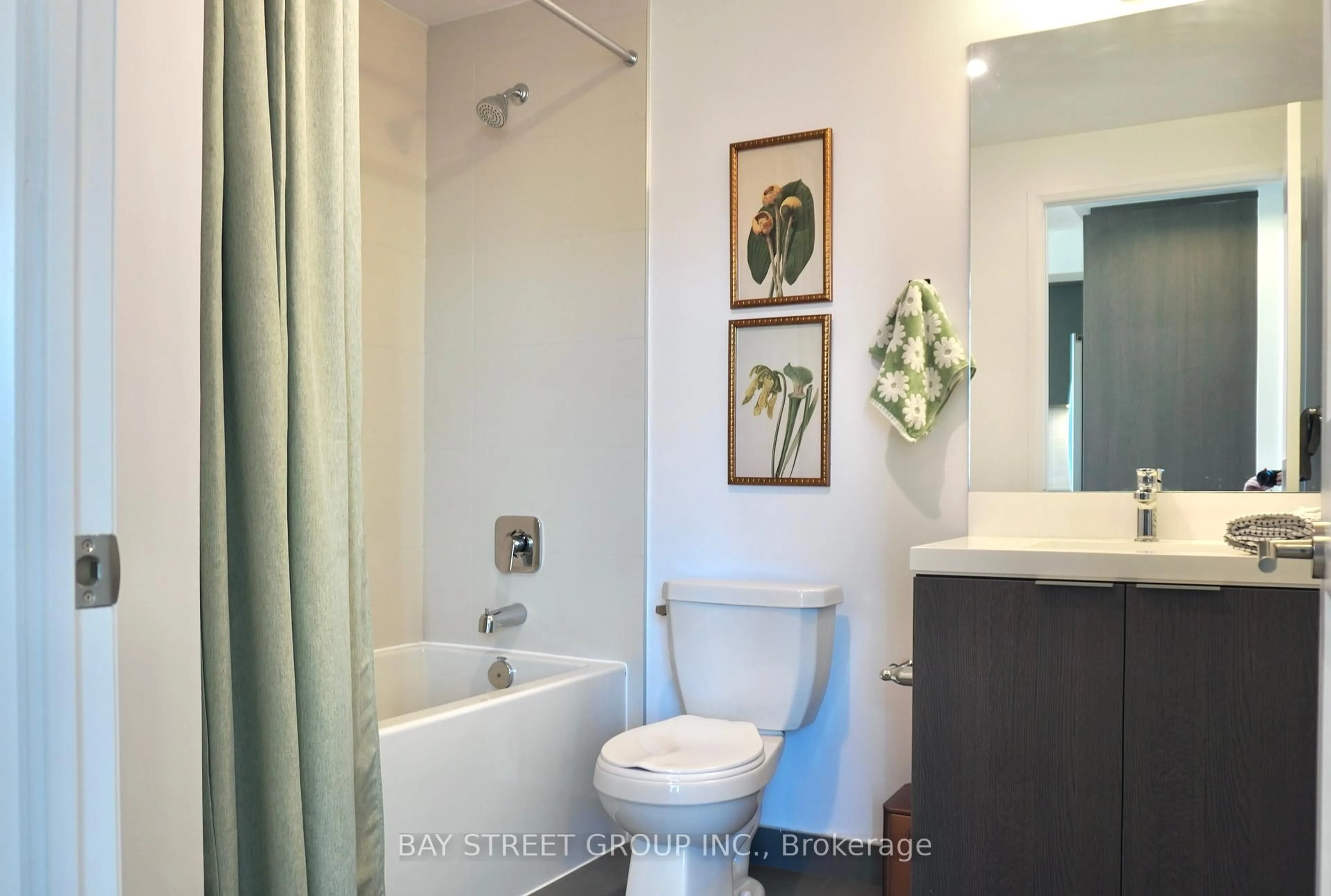 Standard bathroom, ceramic/tile floor for 50 Dunfield Ave #3219, Toronto Ontario M4S 0E4
