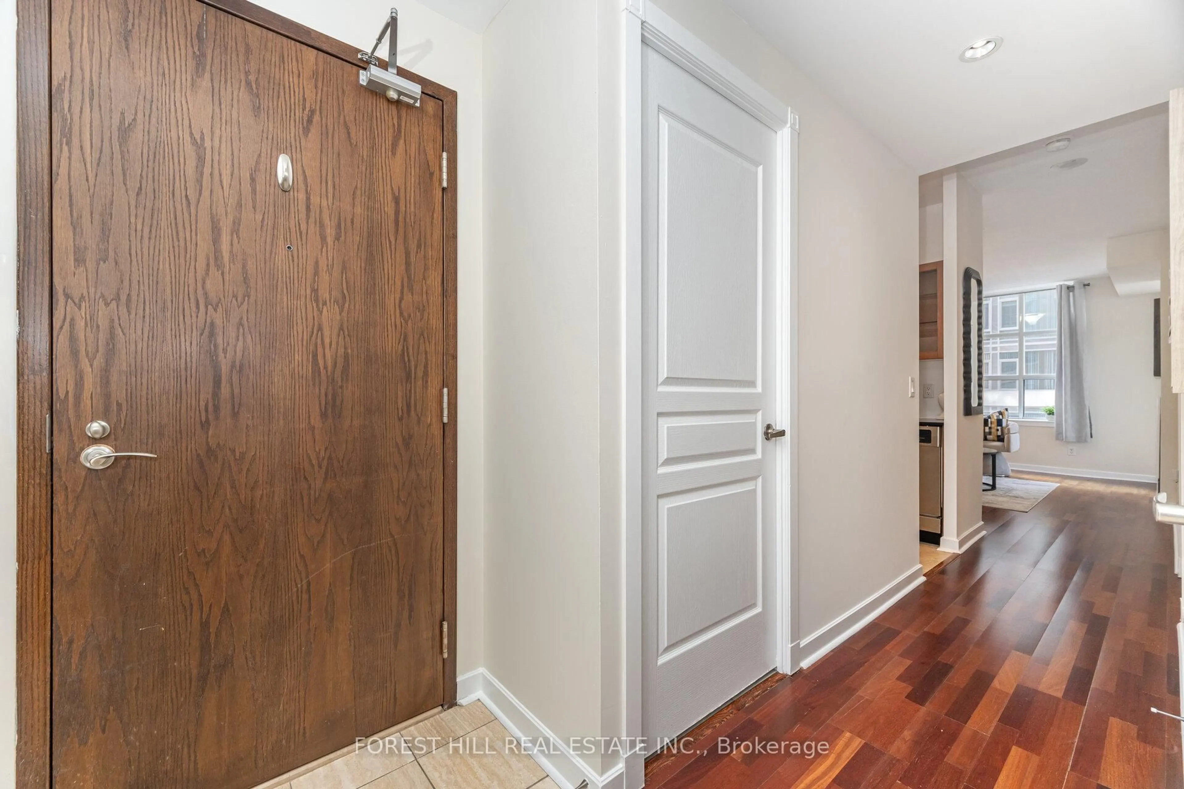 Indoor entryway for 438 Richmond St #722, Toronto Ontario M5V 3S6