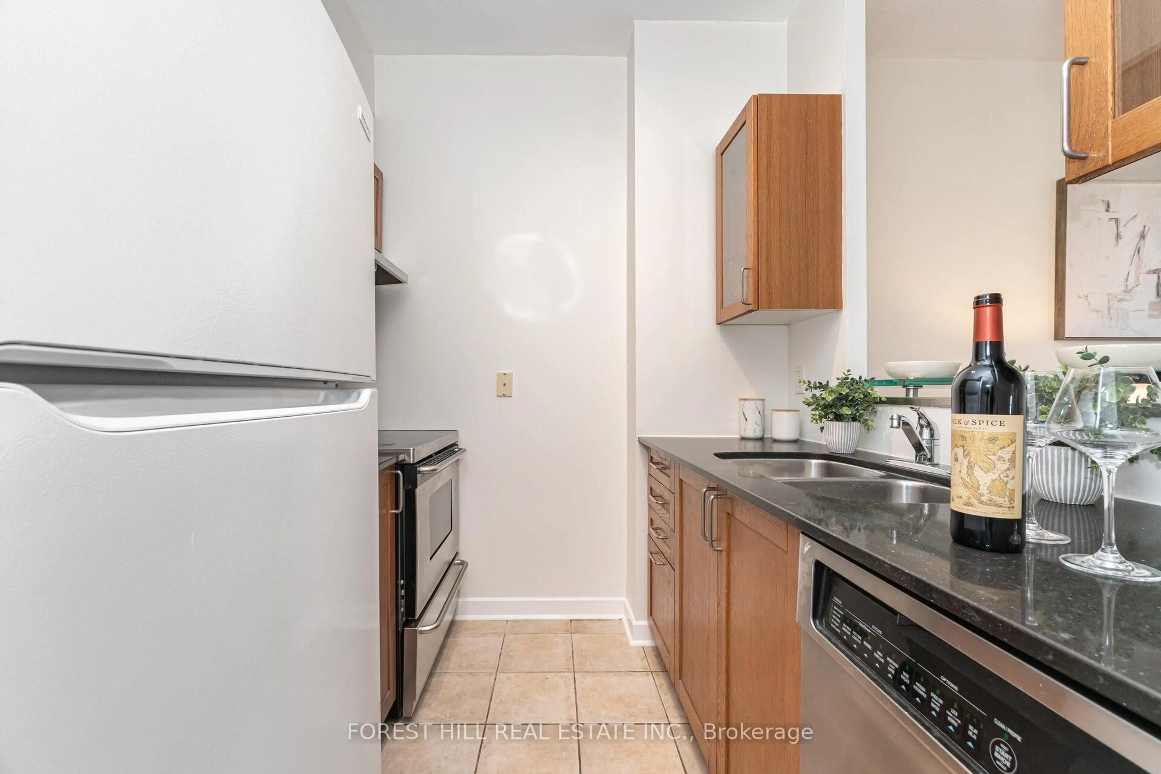 Standard kitchen, unknown for 438 Richmond St #722, Toronto Ontario M5V 3S6