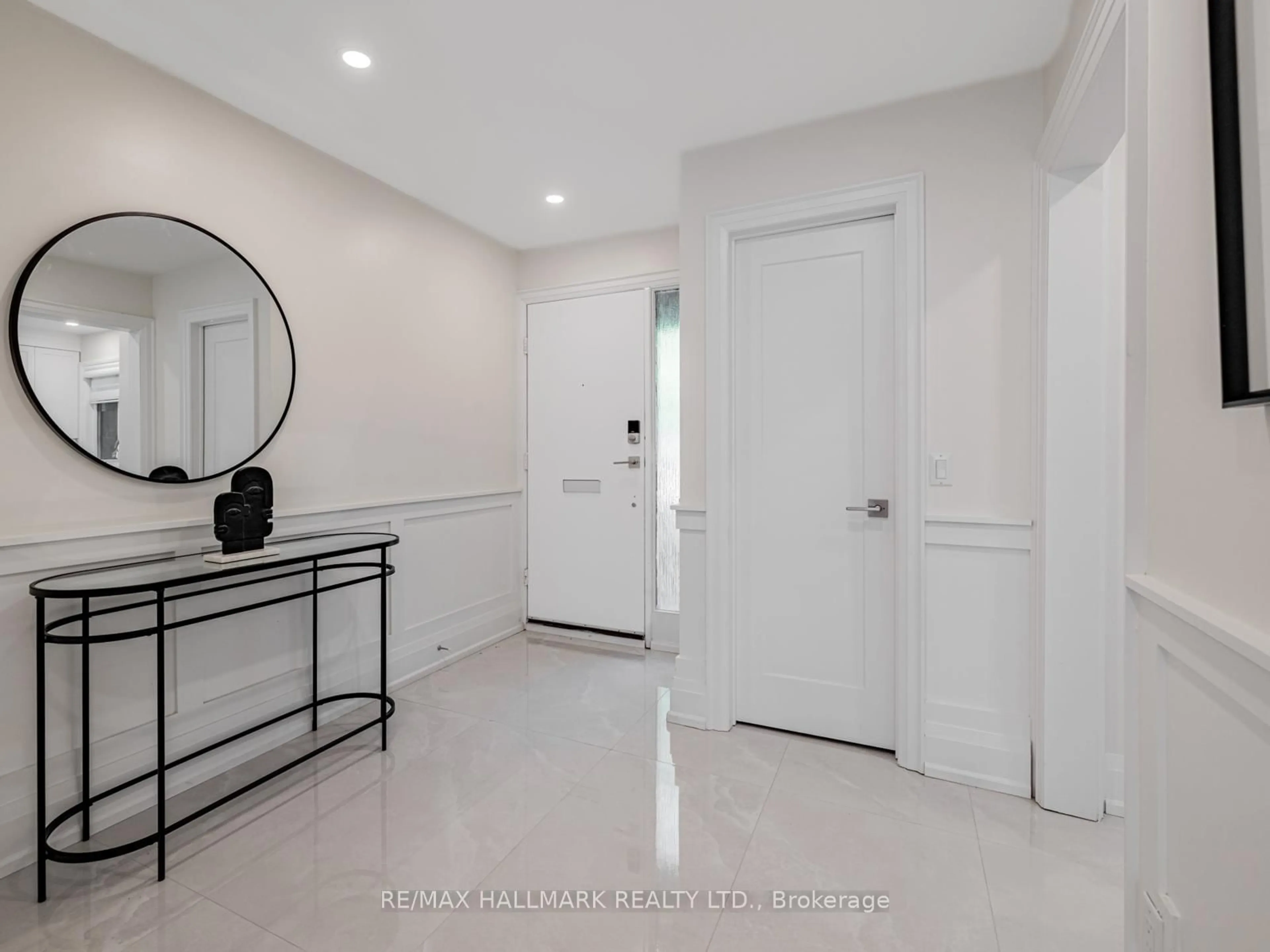Indoor entryway for 1315 Steeles Ave #5, Toronto Ontario M2R 3N2