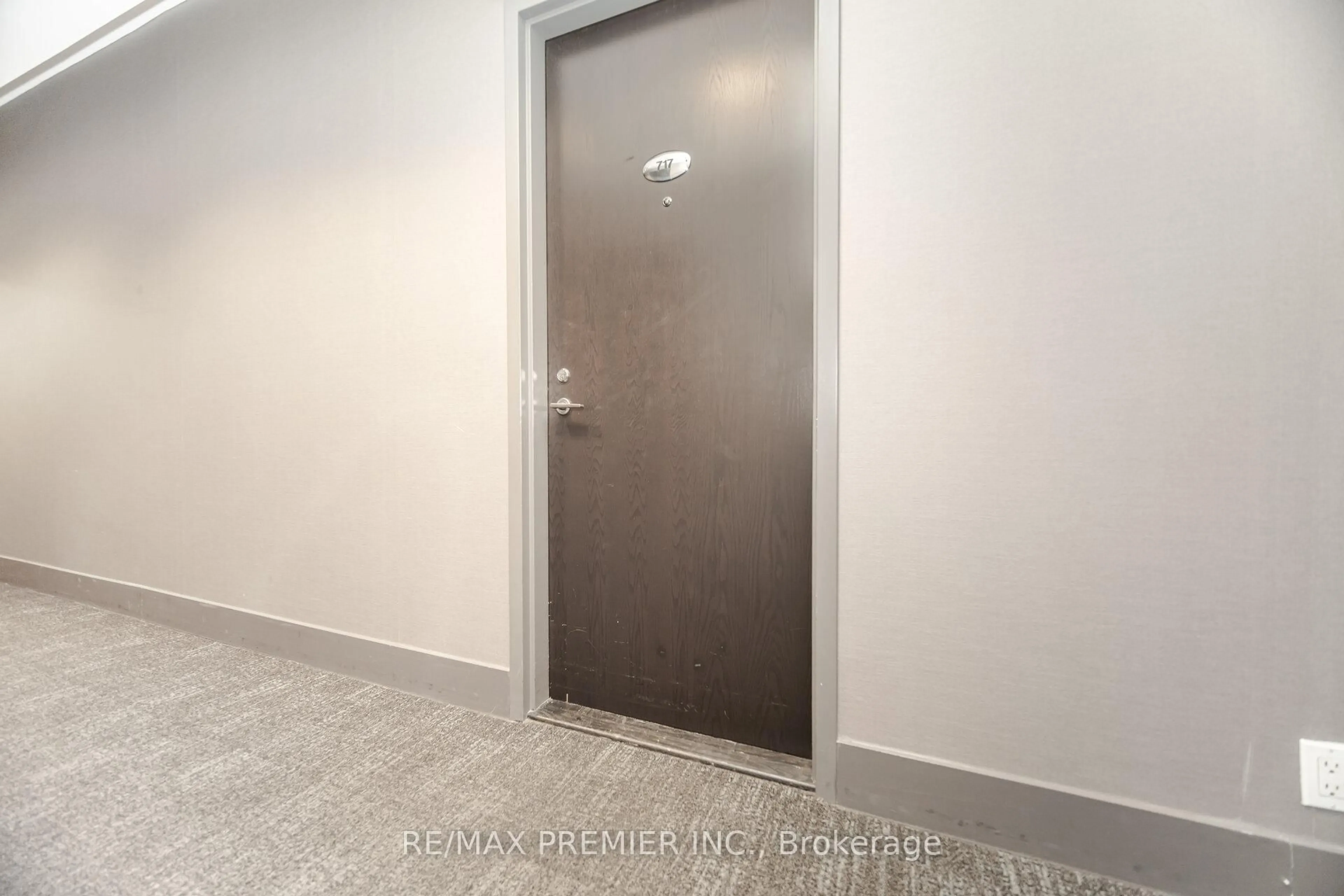 Indoor entryway for 1005 King St #717, Toronto Ontario M6K 3M8