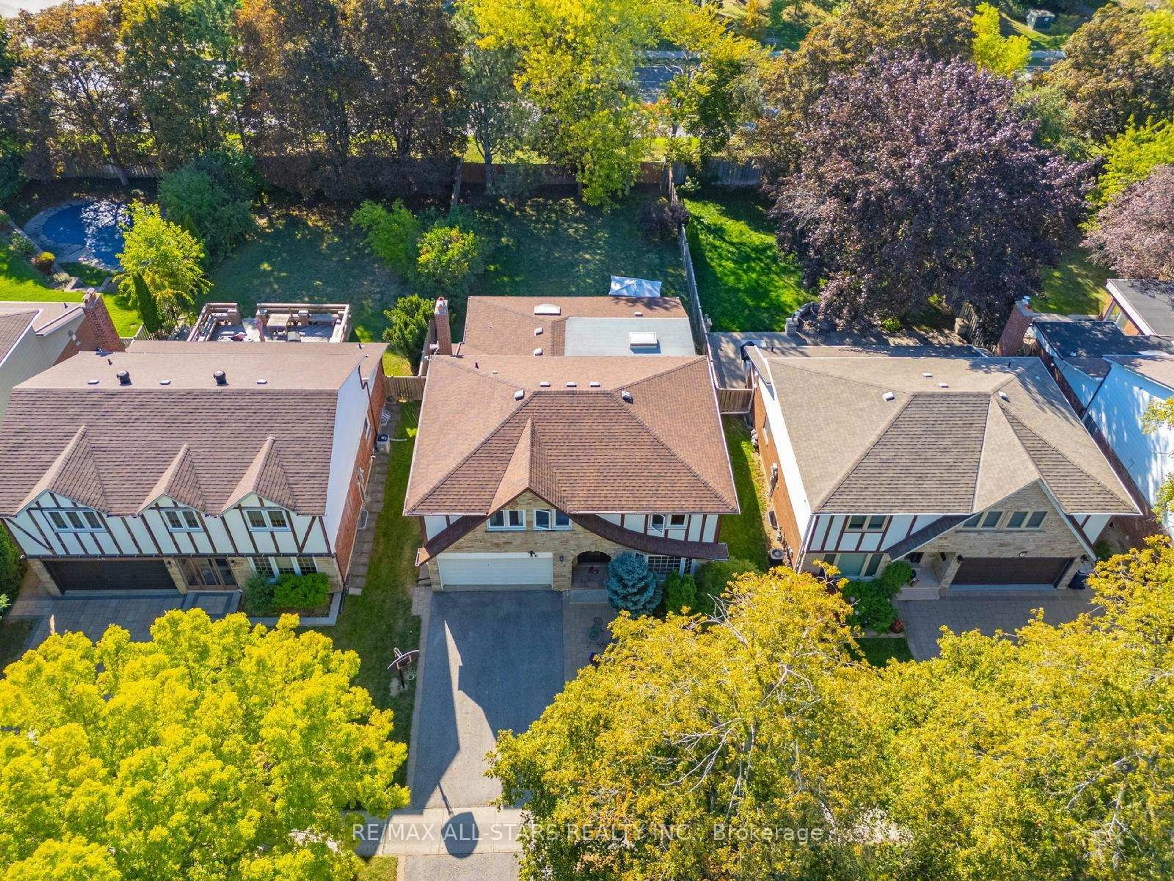 A pic from outside/outdoor area/front of a property/back of a property/a pic from drone, street for 28 Cobblestone Dr, Toronto Ontario M2J 2X7