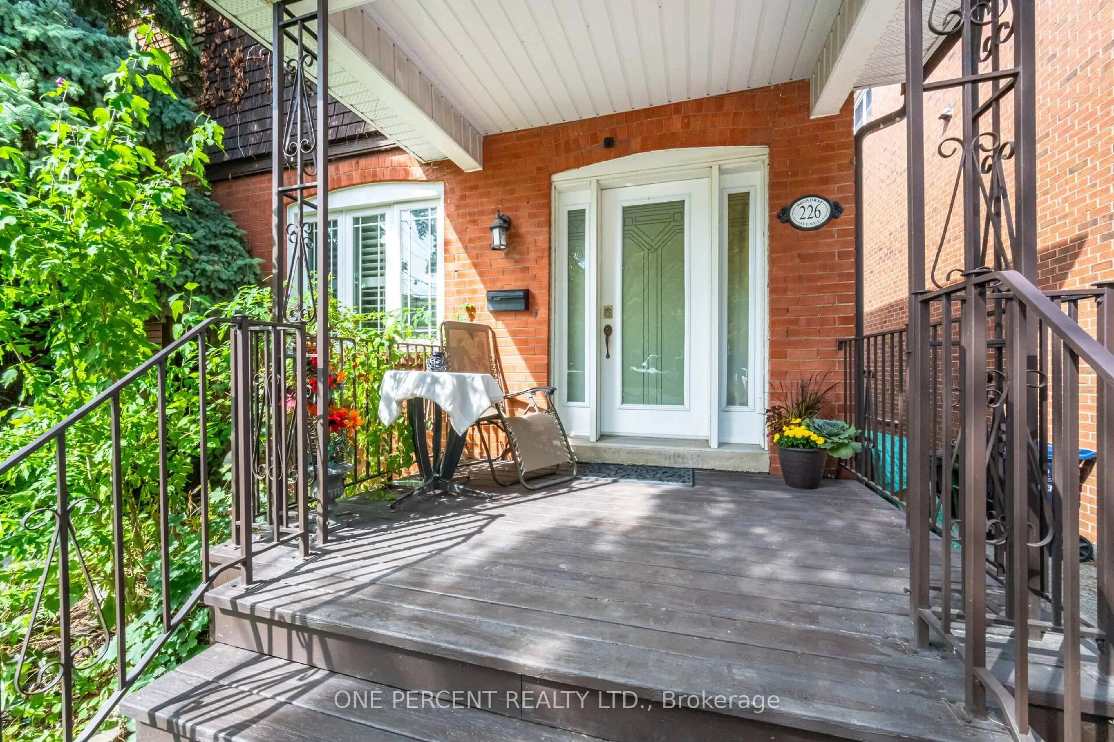 Indoor entryway for 226 Broadway Ave, Toronto Ontario M4P 1V9