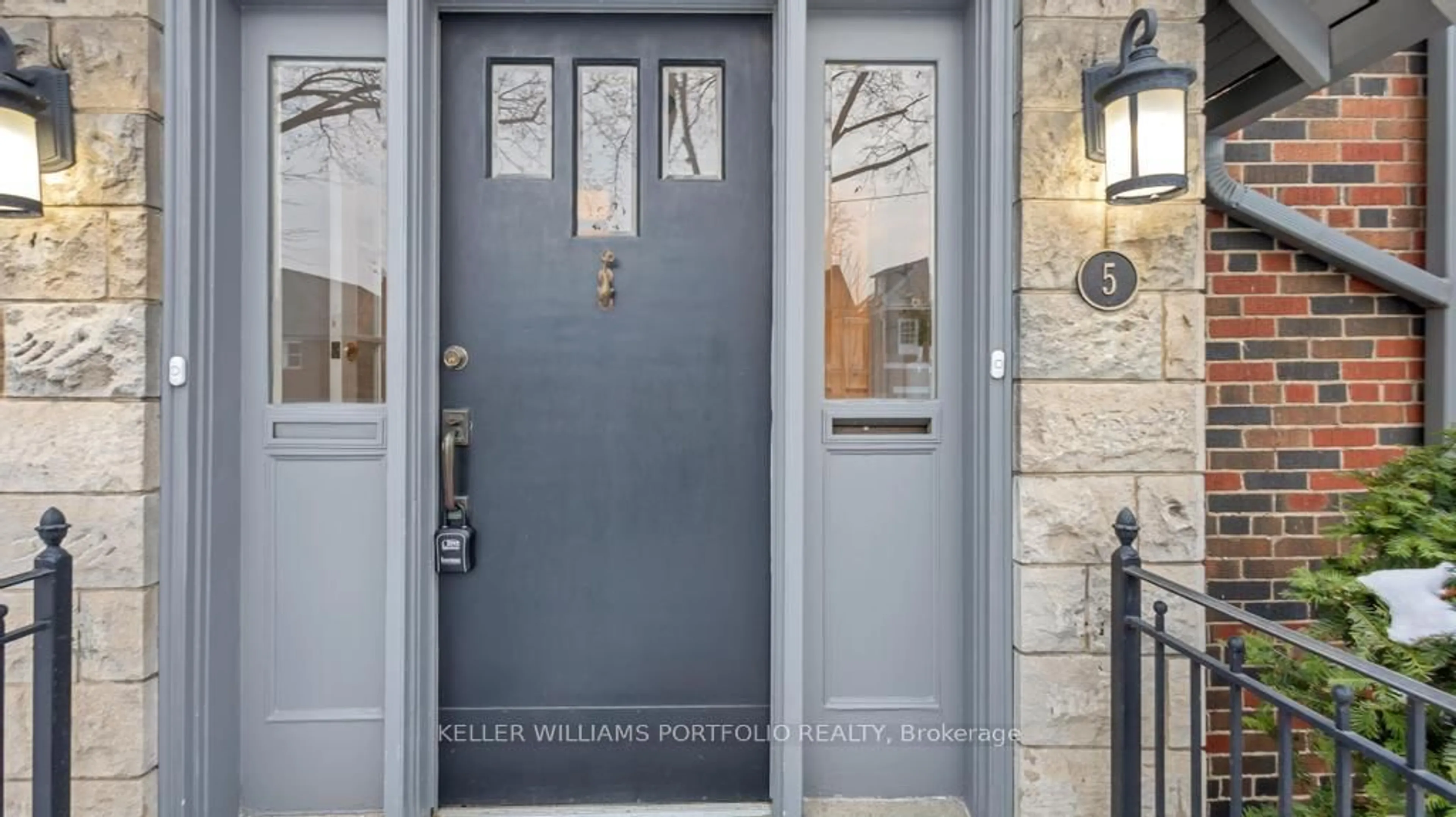 Indoor entryway for 5 Killarney Rd, Toronto Ontario M5P 1L7