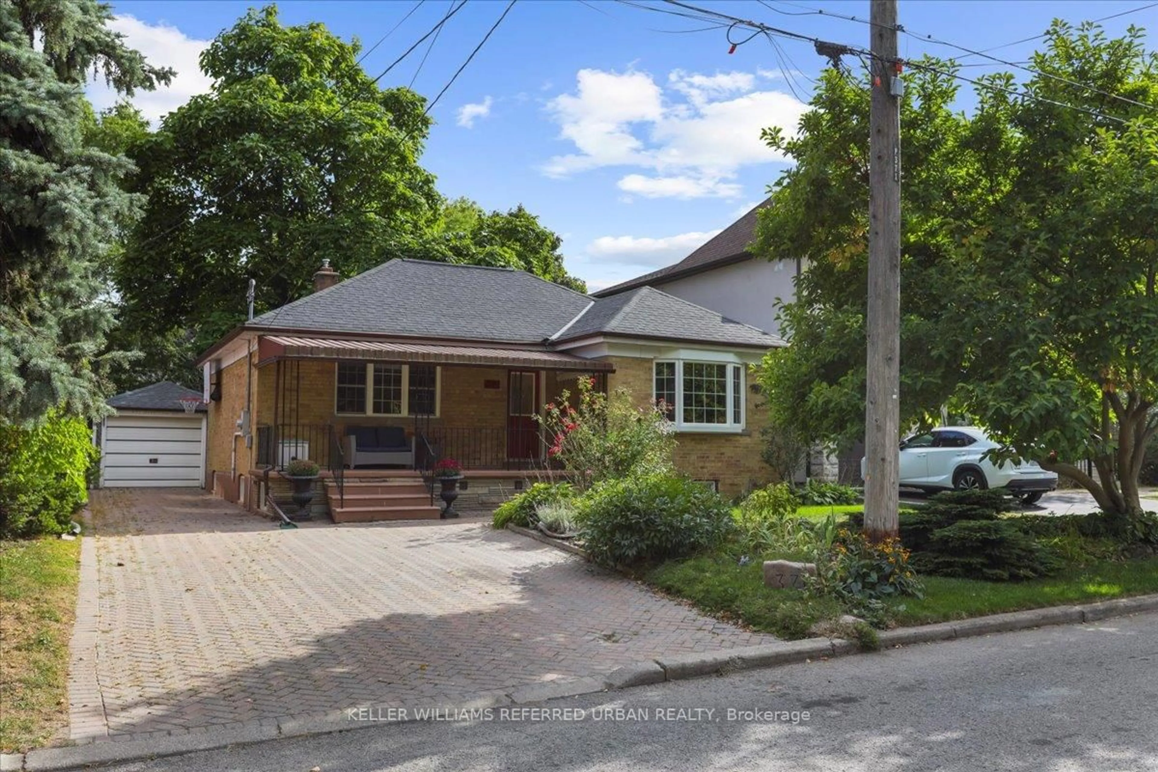 A pic from outside/outdoor area/front of a property/back of a property/a pic from drone, street for 371 Hounslow Ave, Toronto Ontario M2R 1H7