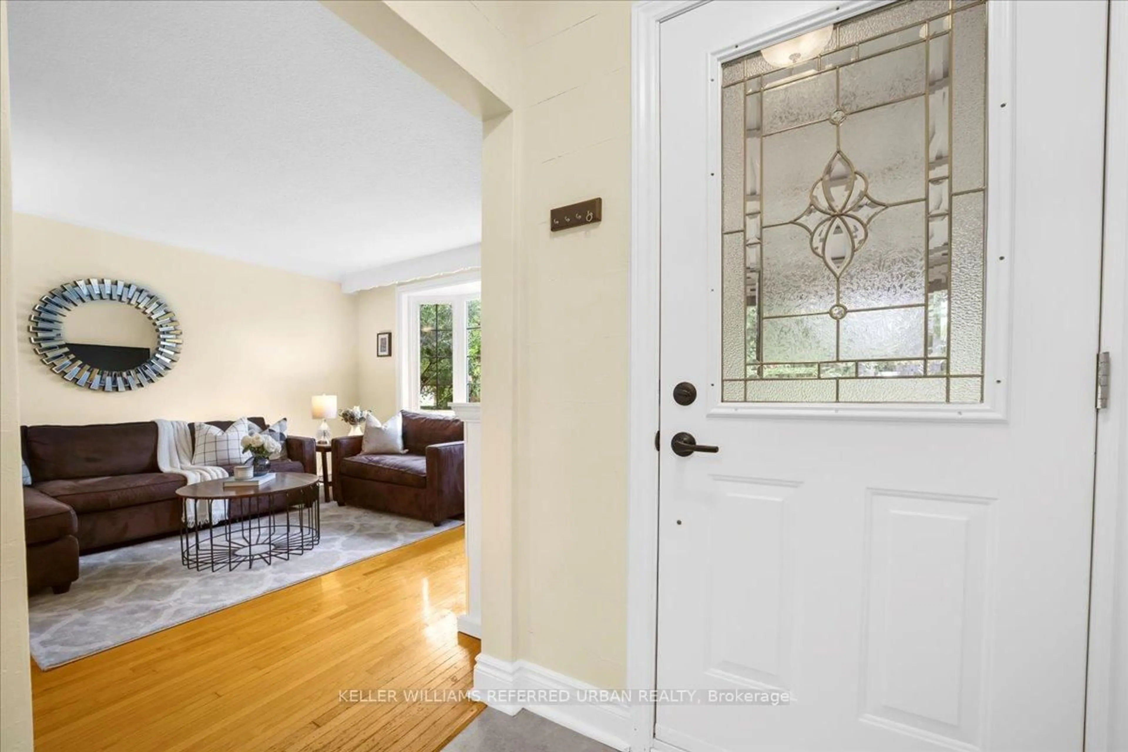 Indoor entryway for 371 Hounslow Ave, Toronto Ontario M2R 1H7
