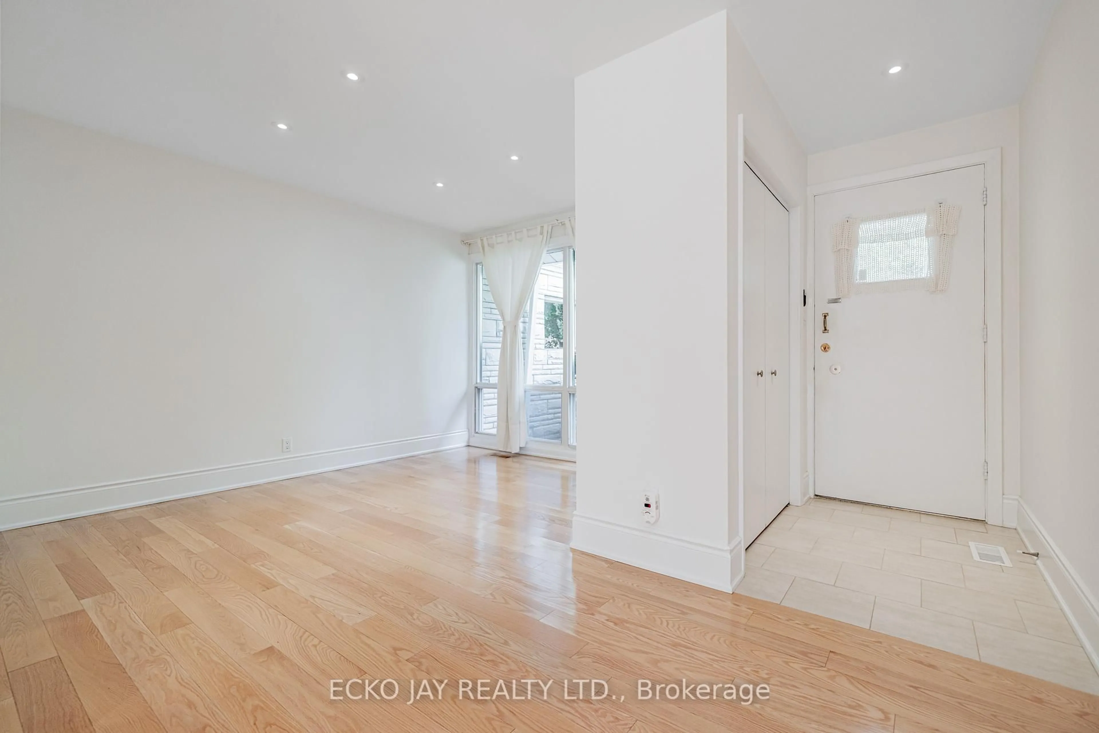 Indoor entryway for 46 Wallingford Rd, Toronto Ontario M3A 2T9
