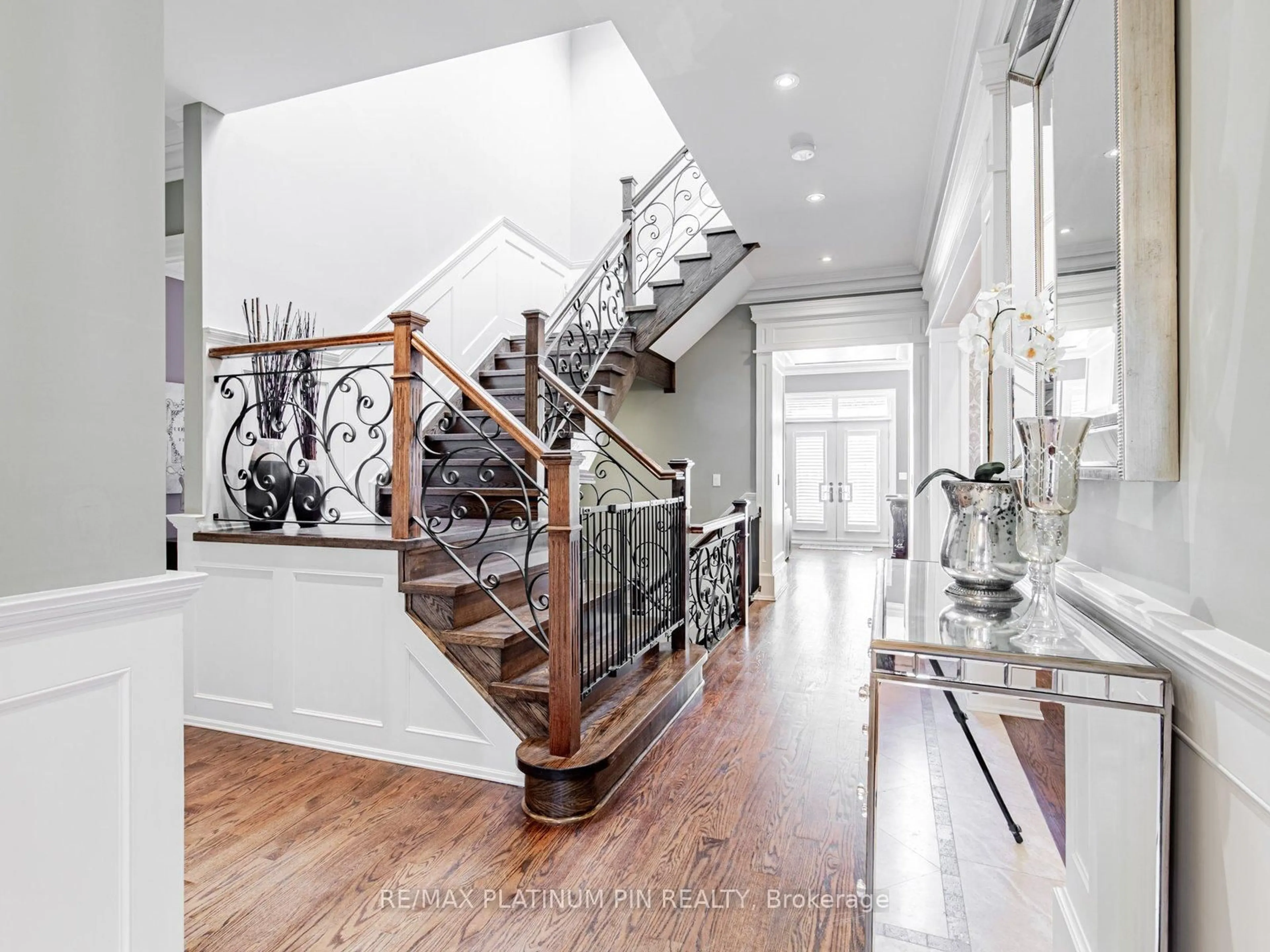 Indoor entryway for 199 Florence Ave, Toronto Ontario M2N 1G5