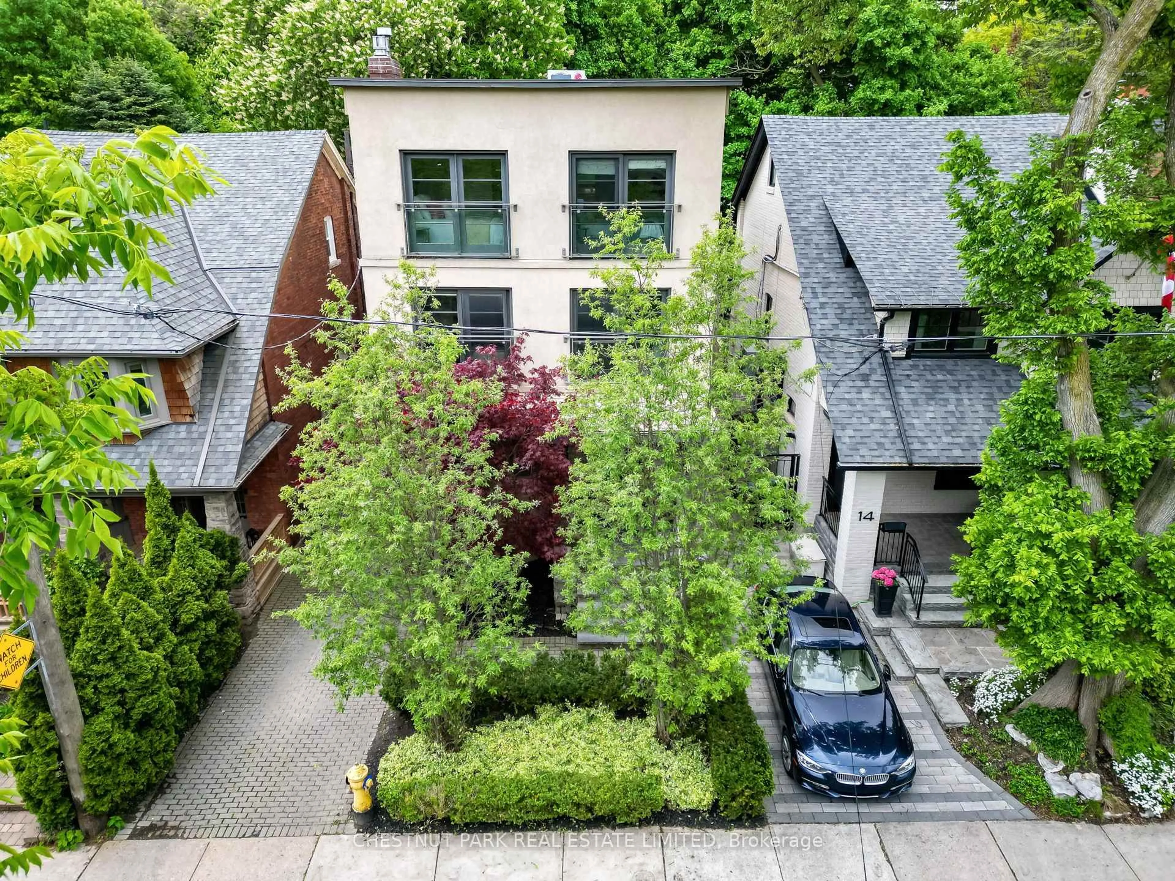 A pic from outside/outdoor area/front of a property/back of a property/a pic from drone, street for 16 Inglewood Dr, Toronto Ontario M4T 1G8