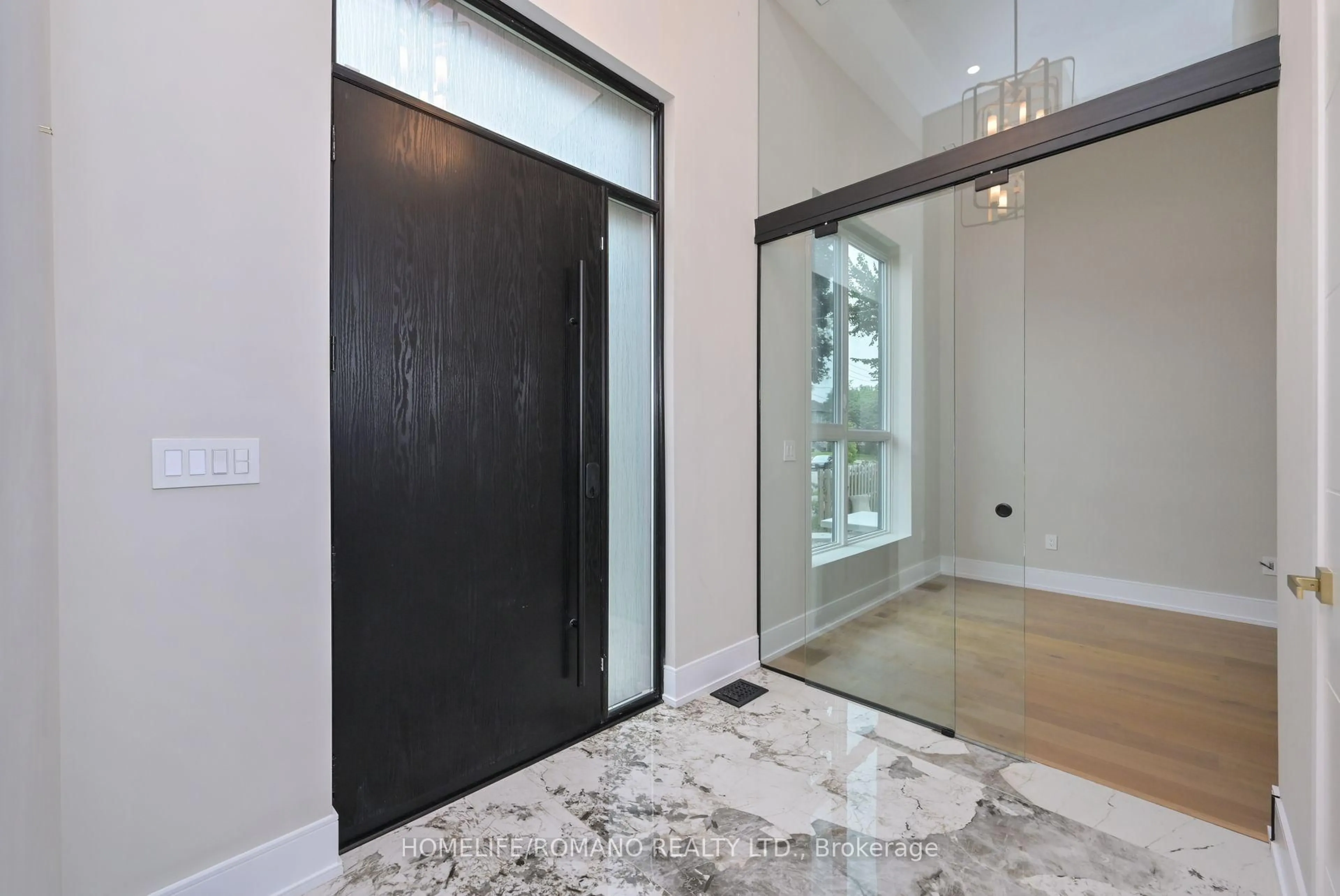 Indoor entryway for 19 King High Ave, Toronto Ontario M3H 3A8