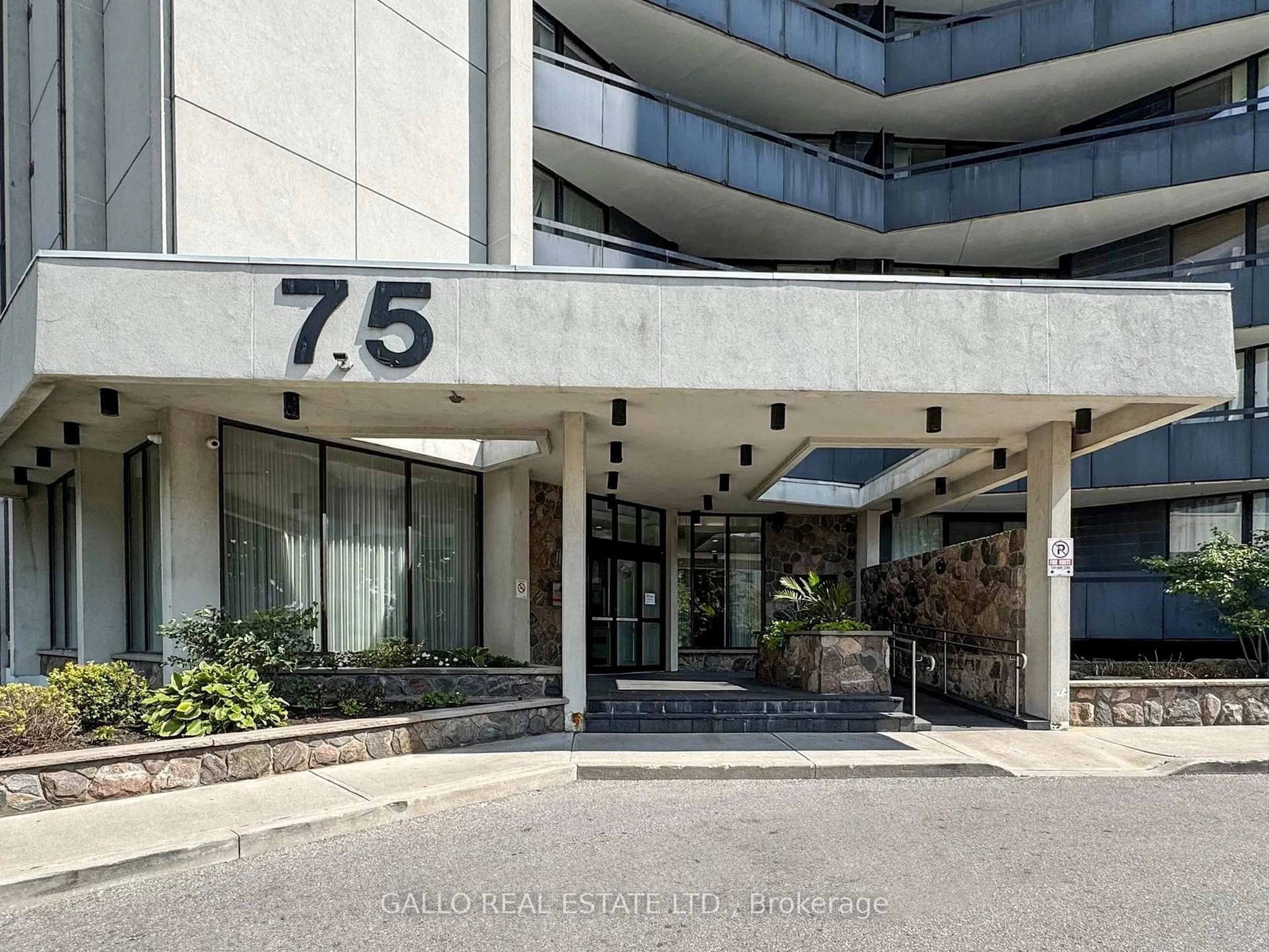 Indoor foyer for 75 Graydon Hall Dr #404, Toronto Ontario M3A 3M5