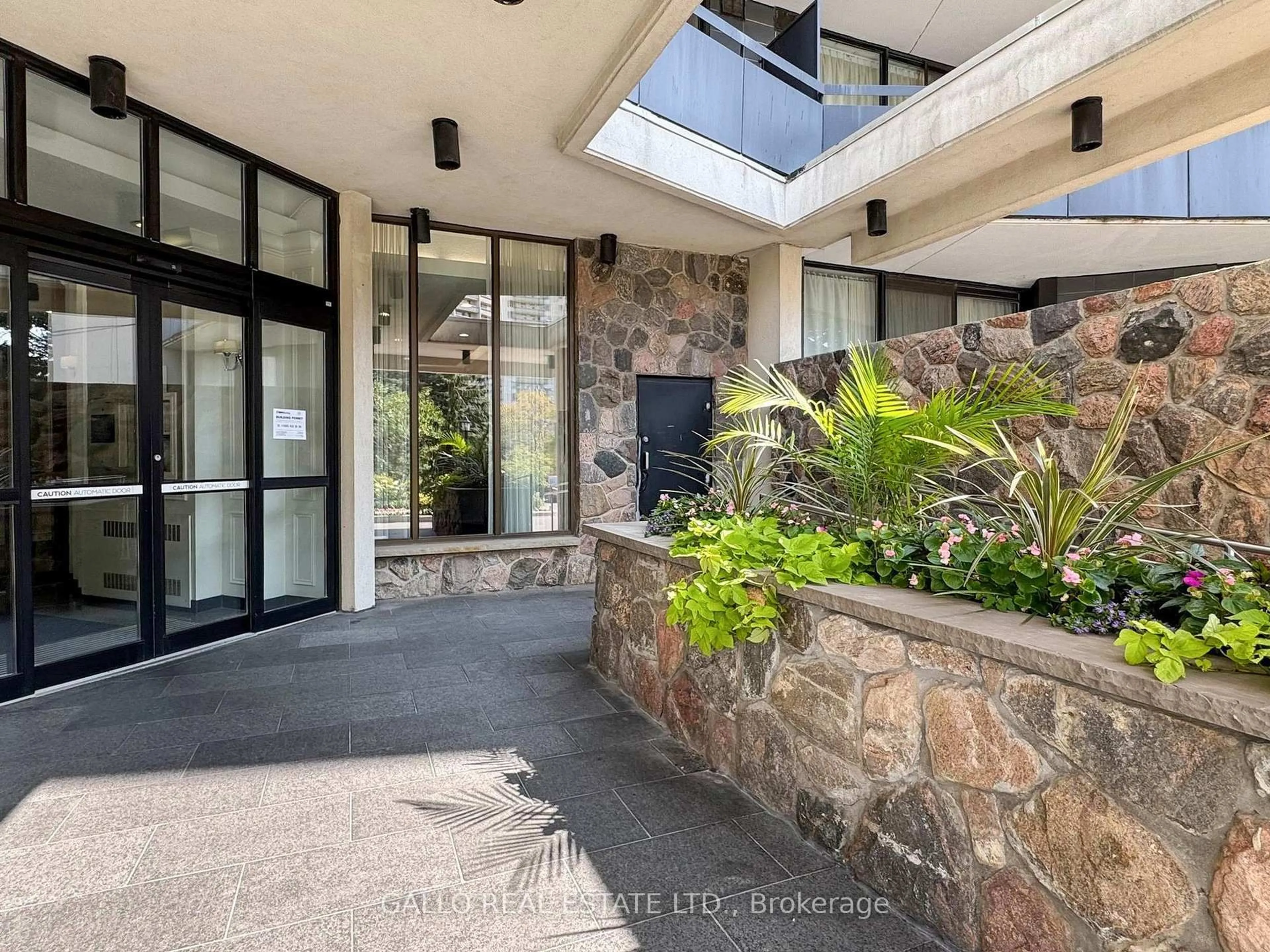 Indoor entryway for 75 Graydon Hall Dr #404, Toronto Ontario M3A 3M5