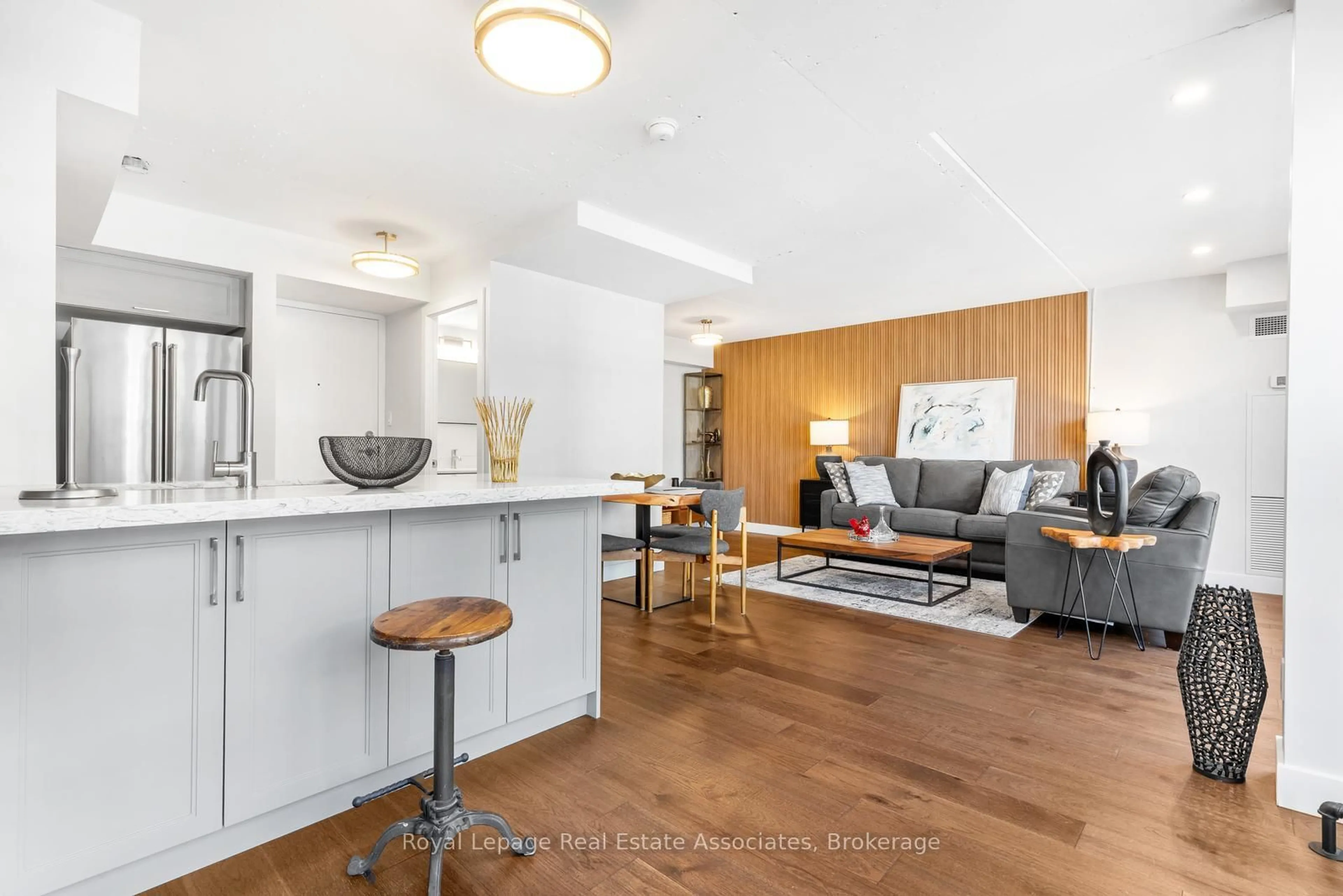 Open concept kitchen, wood/laminate floor for 1029 King St #826, Toronto Ontario M6K 3M9