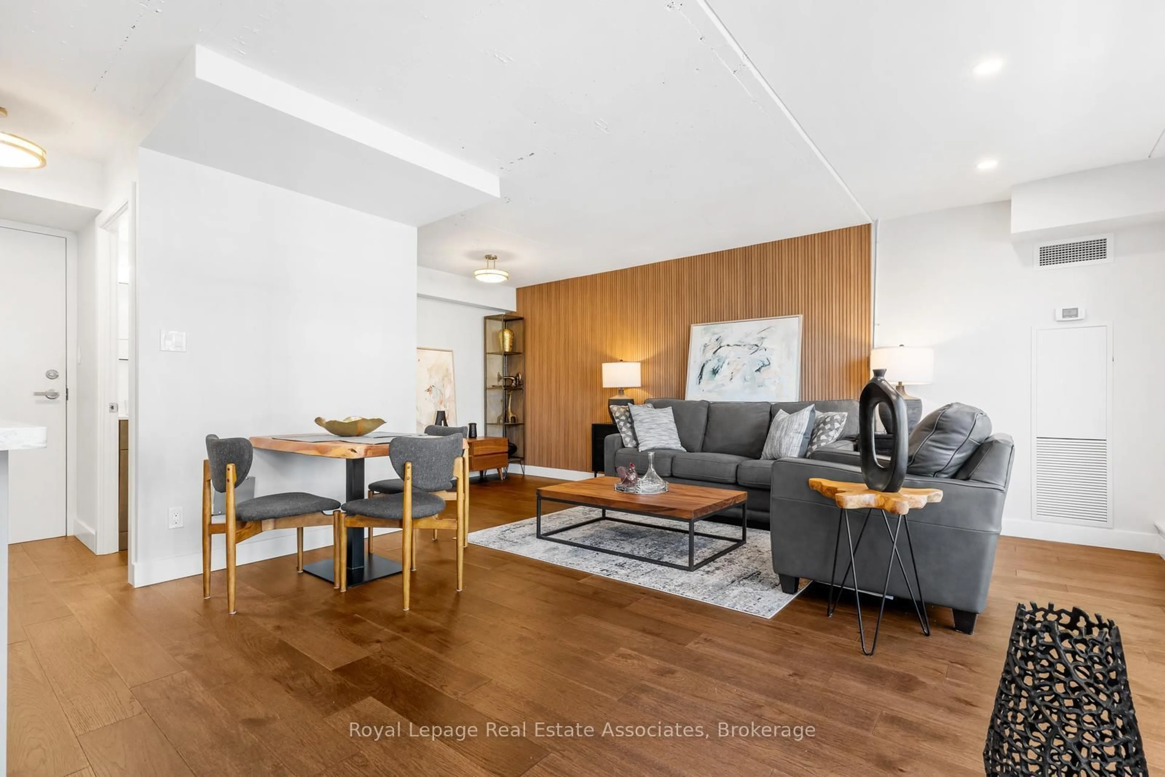 Living room with furniture, wood/laminate floor for 1029 King St #826, Toronto Ontario M6K 3M9