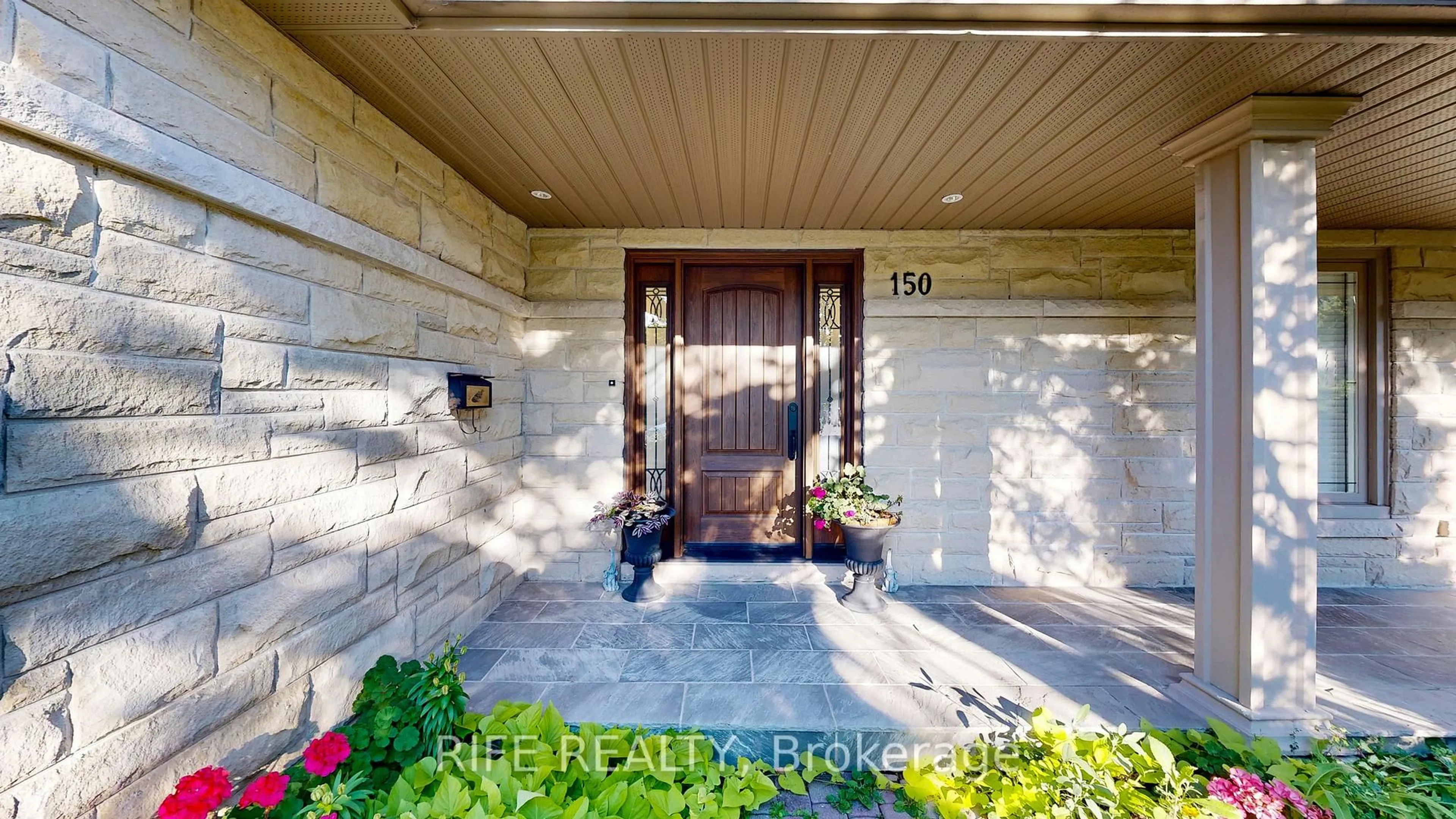 Indoor entryway for 150 Abbeywood Tr, Toronto Ontario M3B 3B7