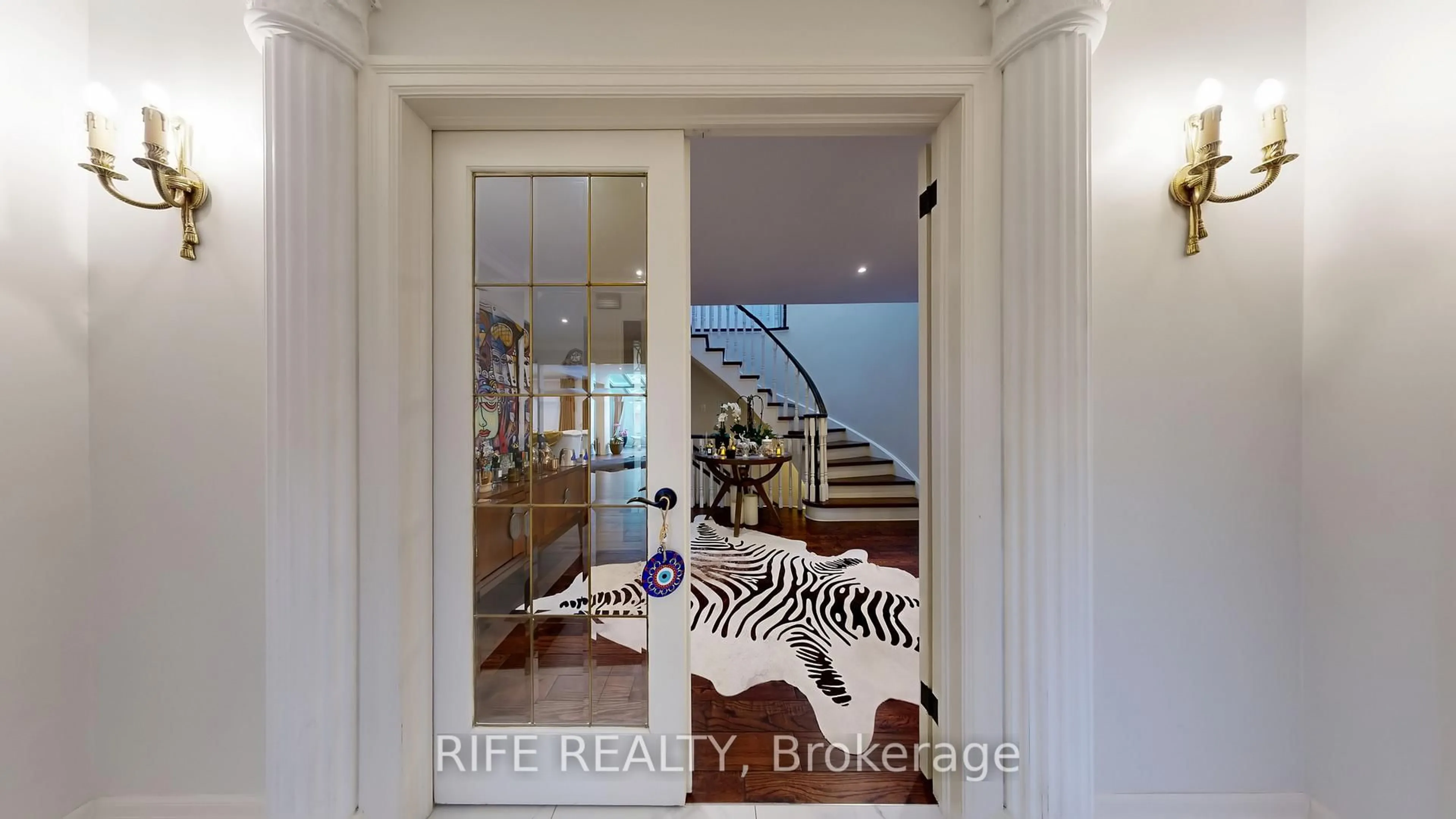 Indoor entryway for 150 Abbeywood Tr, Toronto Ontario M3B 3B7