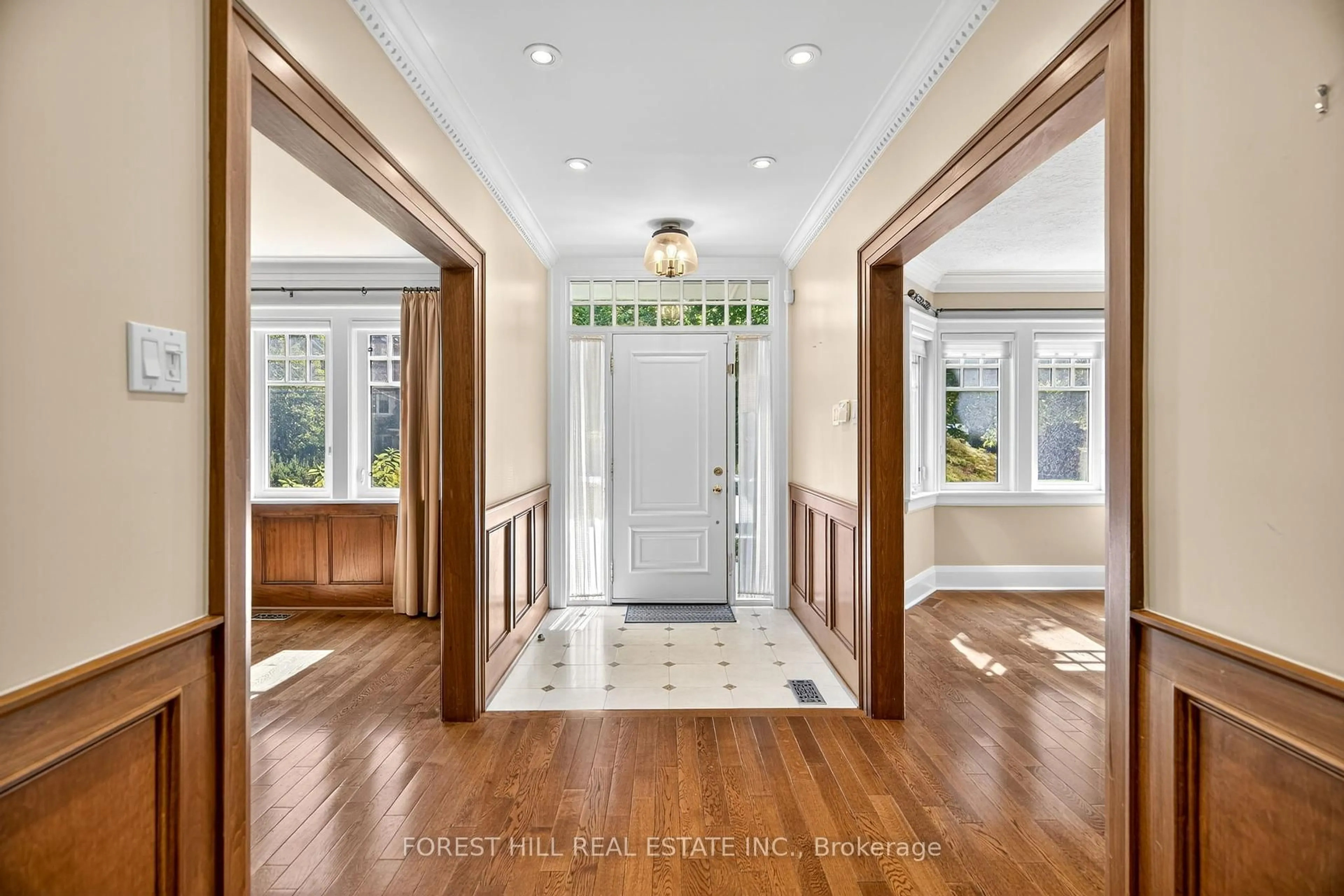 Indoor entryway for 50 Golfdale Rd, Toronto Ontario M4N 2B6