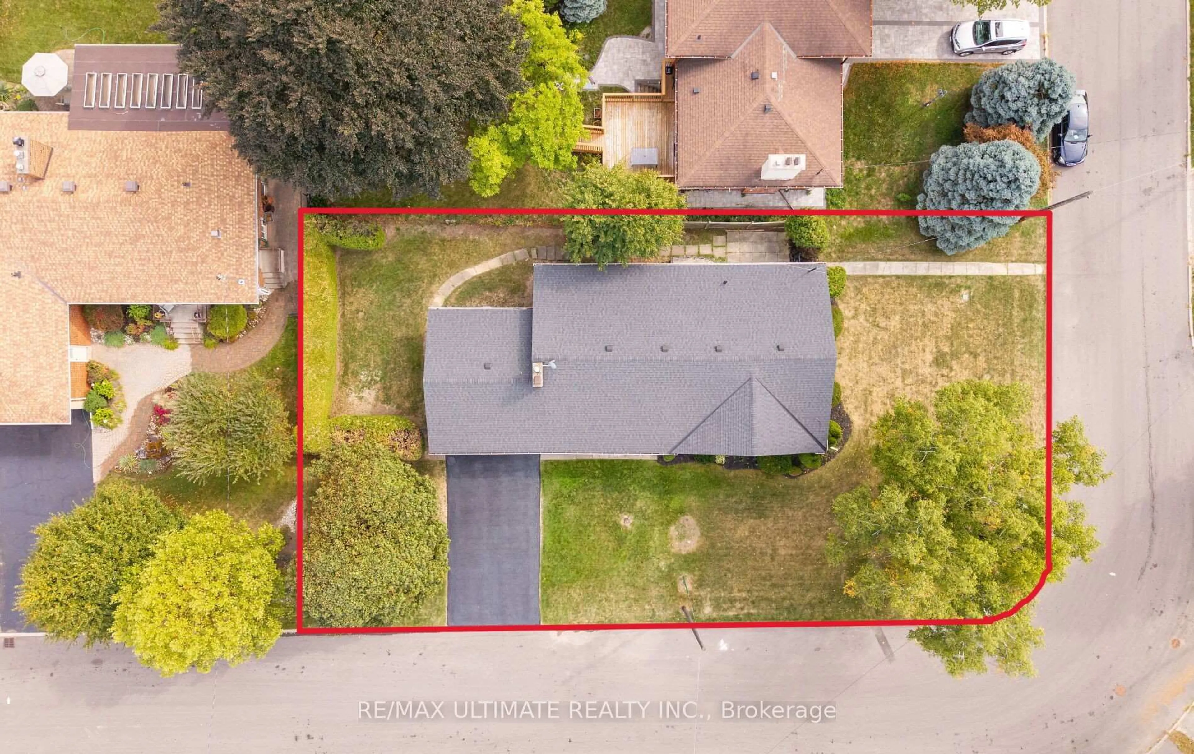 A pic from outside/outdoor area/front of a property/back of a property/a pic from drone, street for 17 Fleetwell Crt, Toronto Ontario M2R 1L2