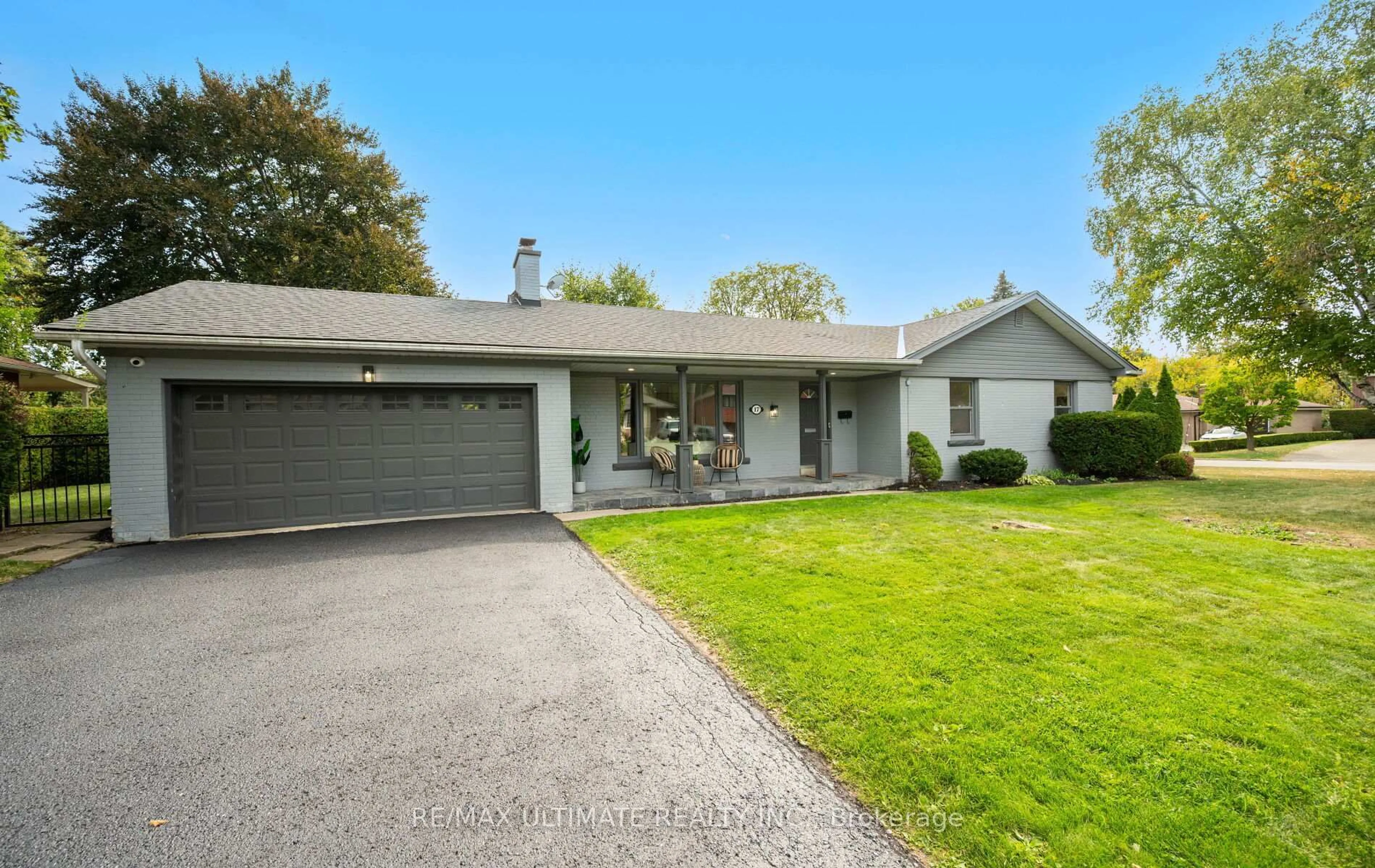 Home with vinyl exterior material, street for 17 Fleetwell Crt, Toronto Ontario M2R 1L2