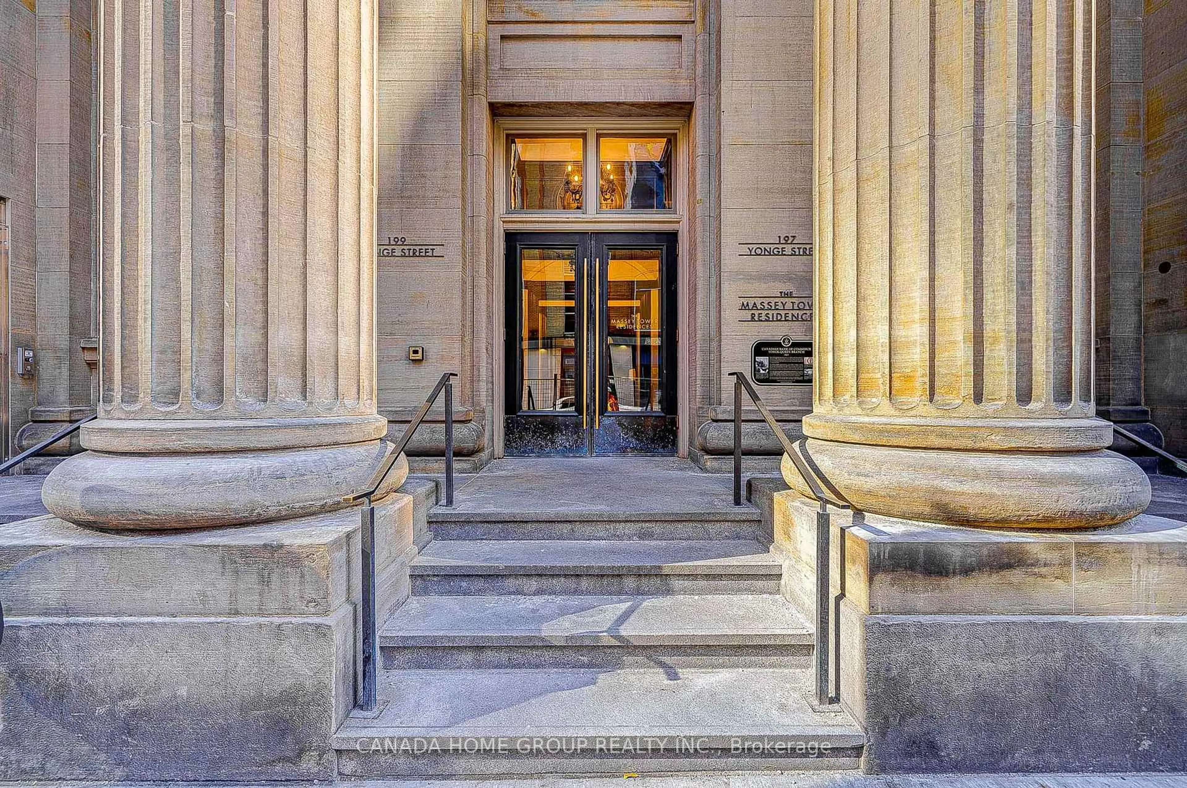 Indoor foyer for 197 Yonge St #3605, Toronto Ontario M5B 0C1