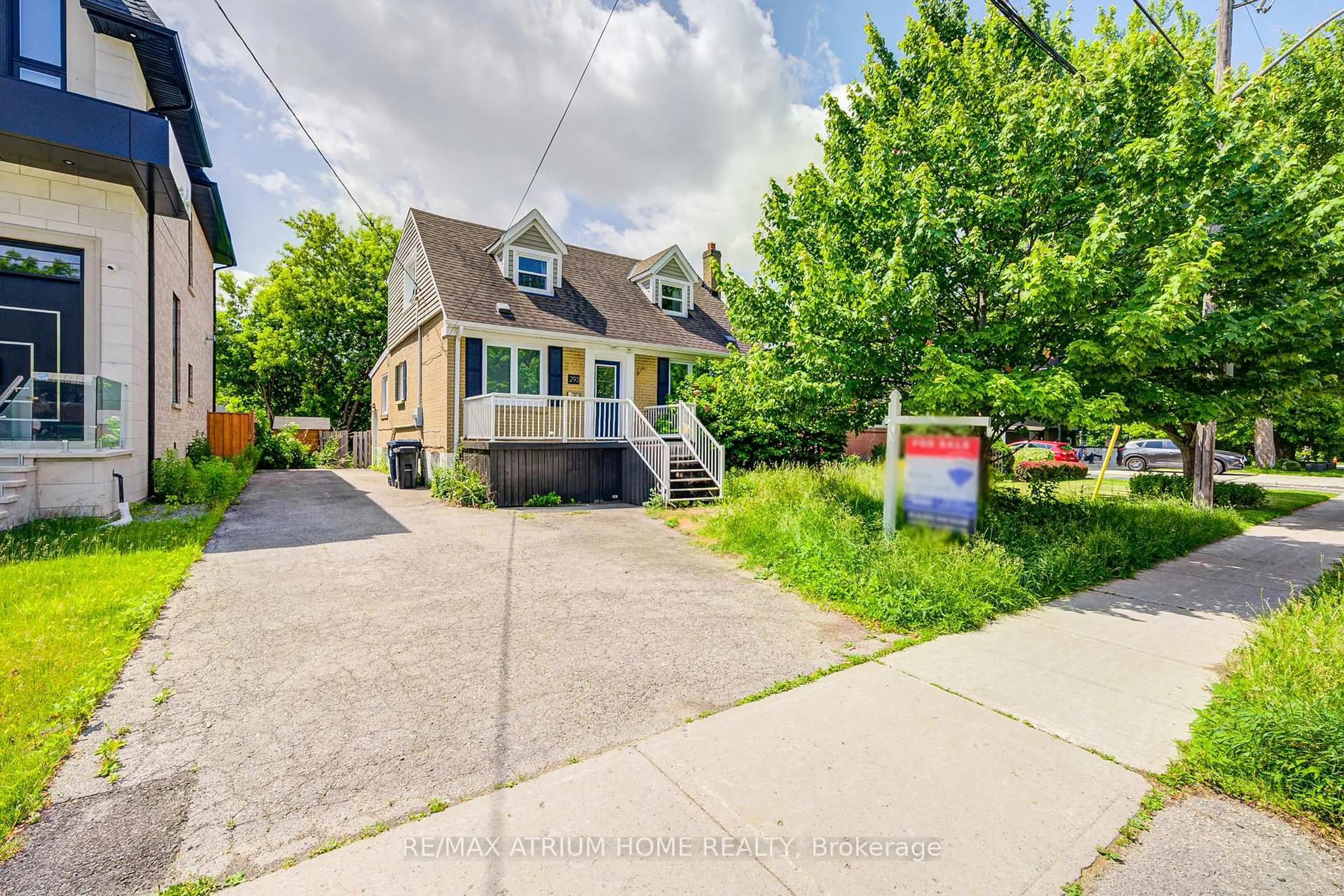 A pic from outside/outdoor area/front of a property/back of a property/a pic from drone, street for 293 Poyntz Ave, Toronto Ontario M2N 1J8