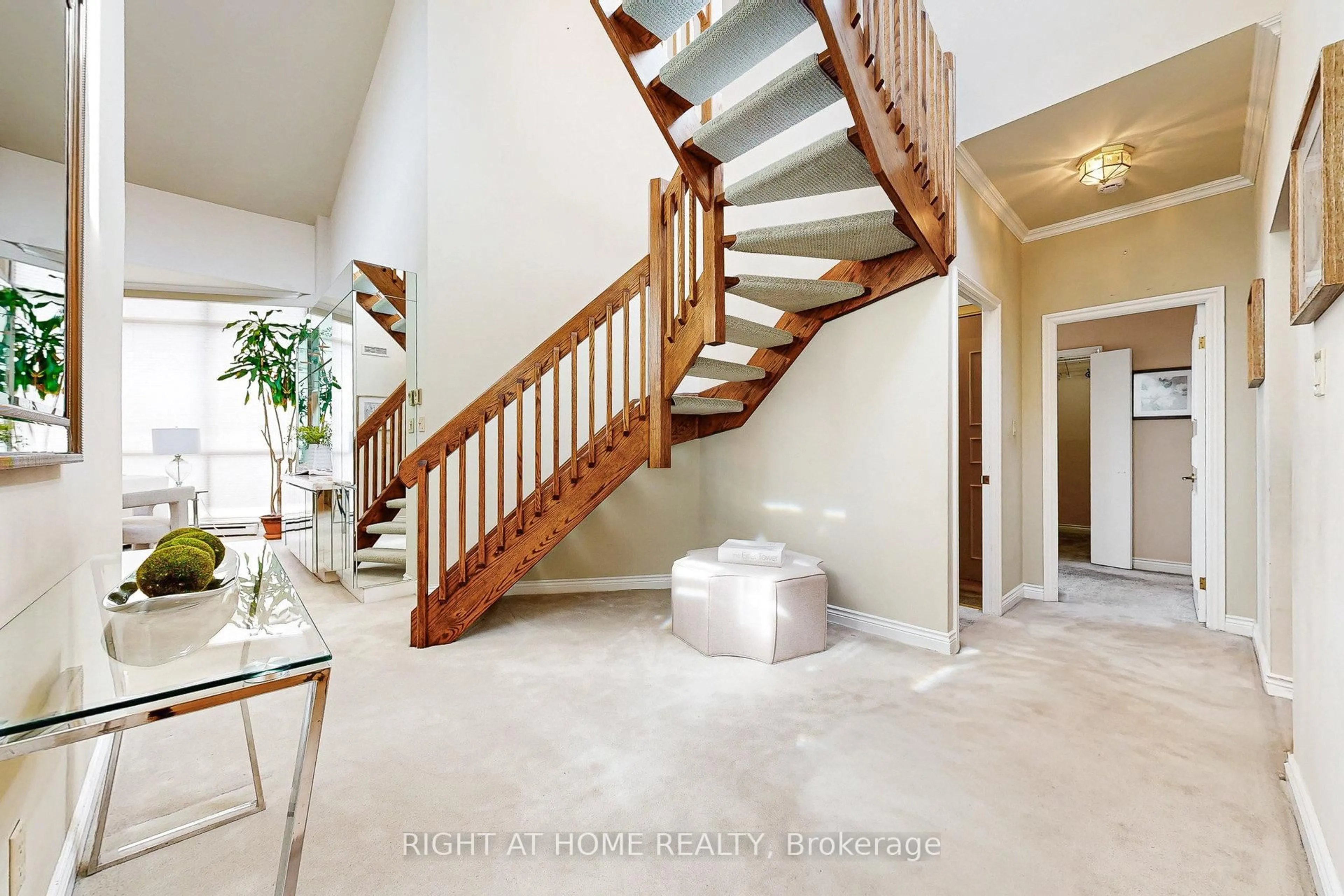Indoor foyer for 85 Skymark Dr #PH1, Toronto Ontario M2H 3P2