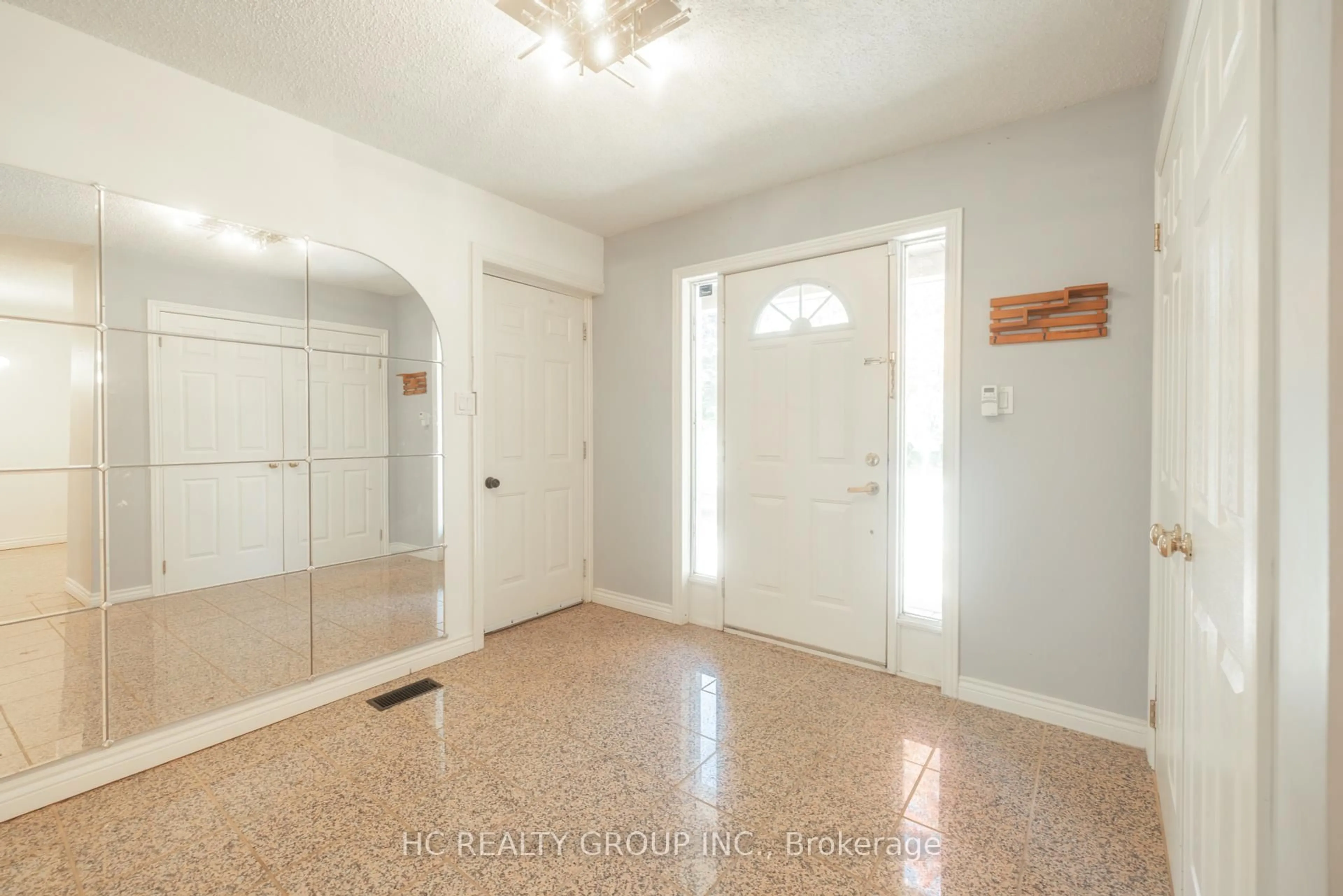 Indoor entryway for 39 Dallington Dr, Toronto Ontario M2J 2G4