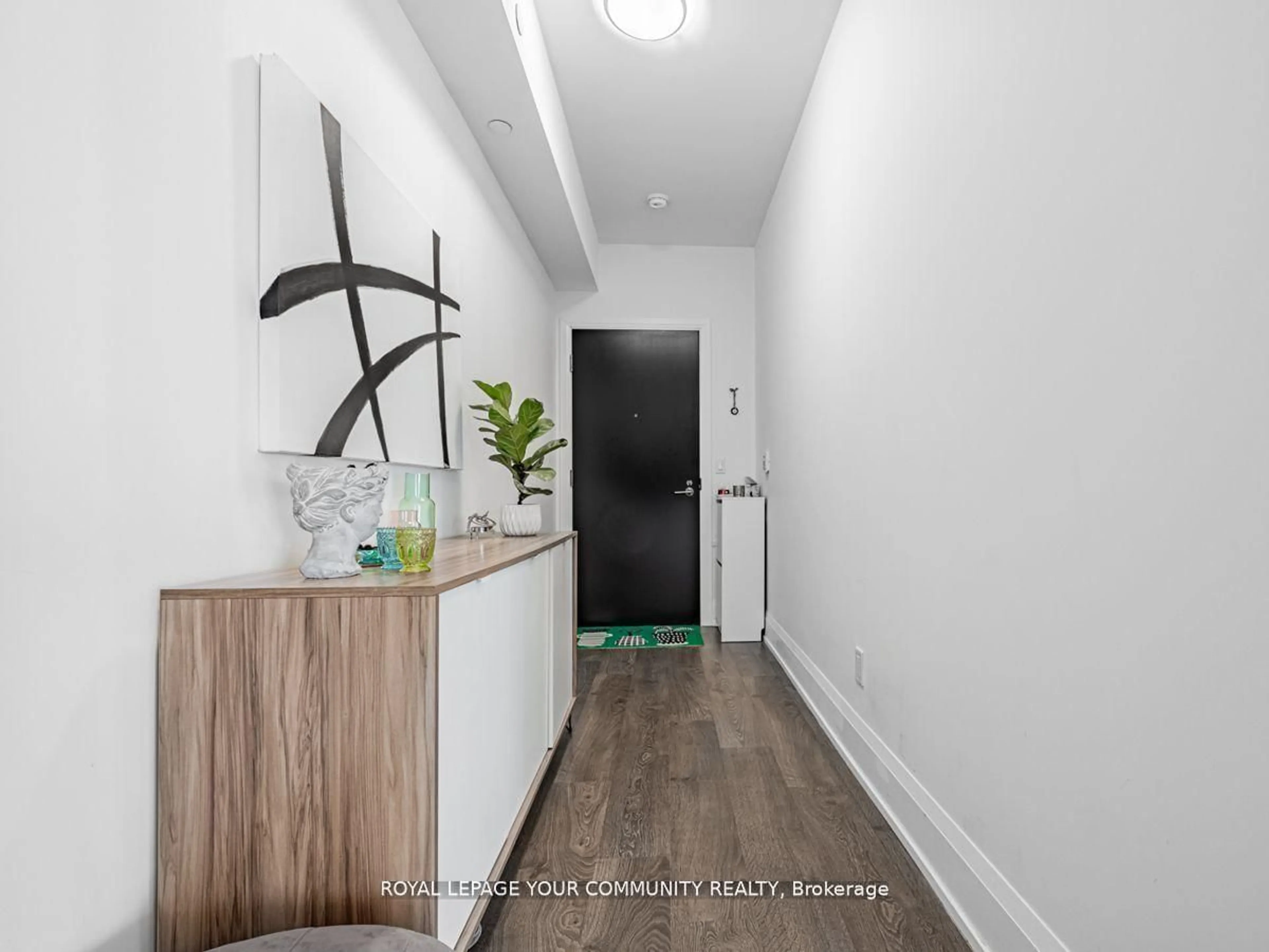 Indoor entryway for 101 Erskine Ave #1402, Toronto Ontario M4P 1Y5