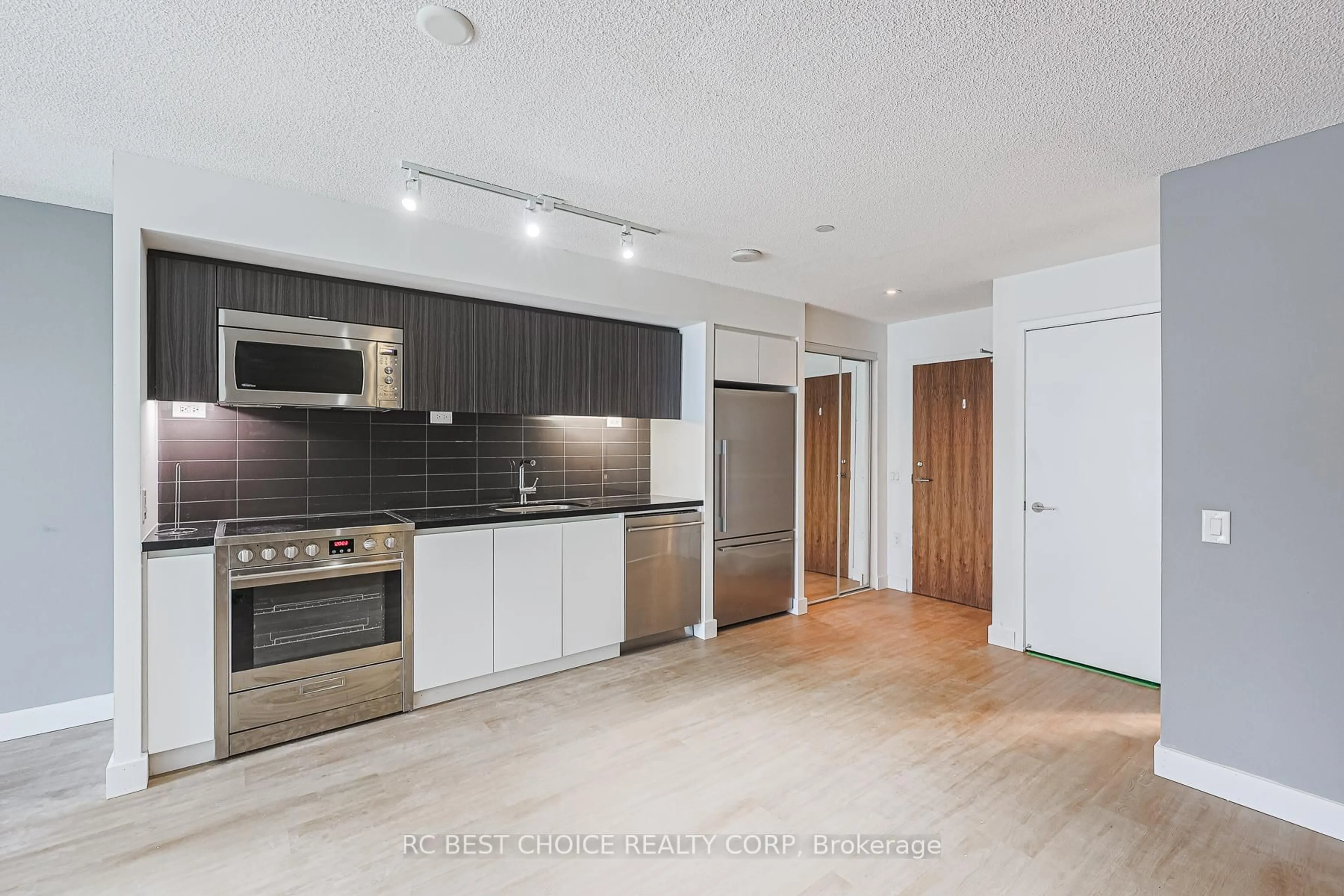 Open concept kitchen, wood/laminate floor for 75 Queens Wharf Rd #616, Toronto Ontario M5V 0J8