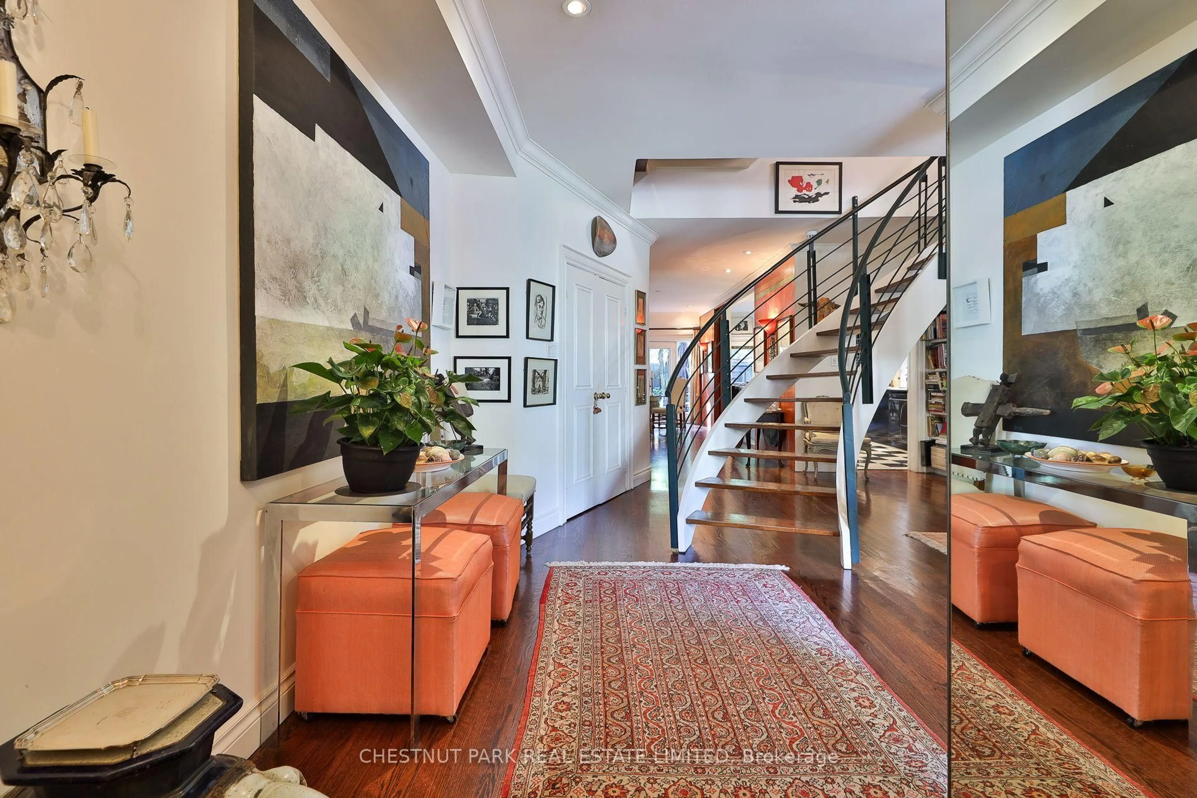 Indoor foyer for 17 Bernard Ave, Toronto Ontario M5R 1R3