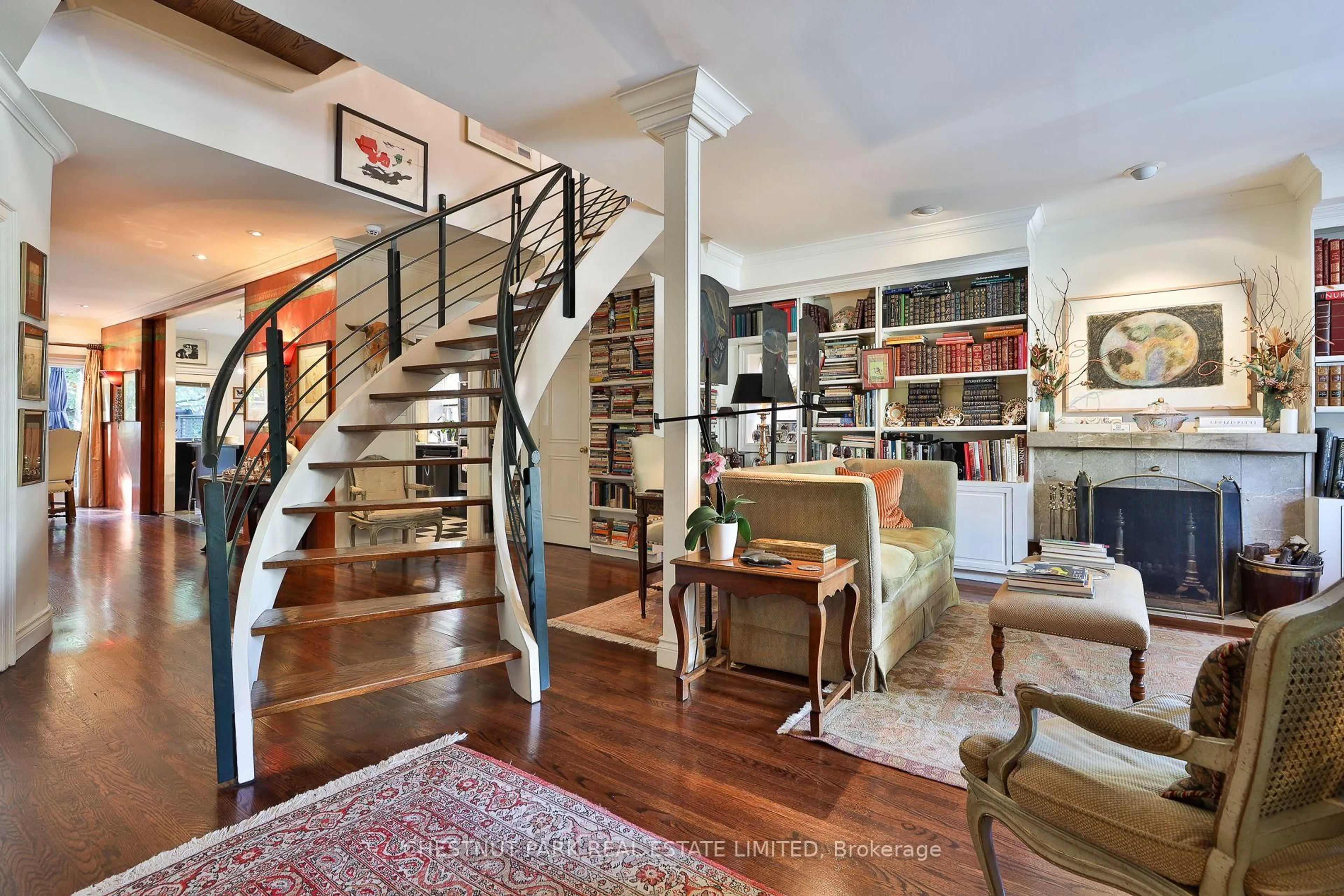 Indoor entryway for 17 Bernard Ave, Toronto Ontario M5R 1R3