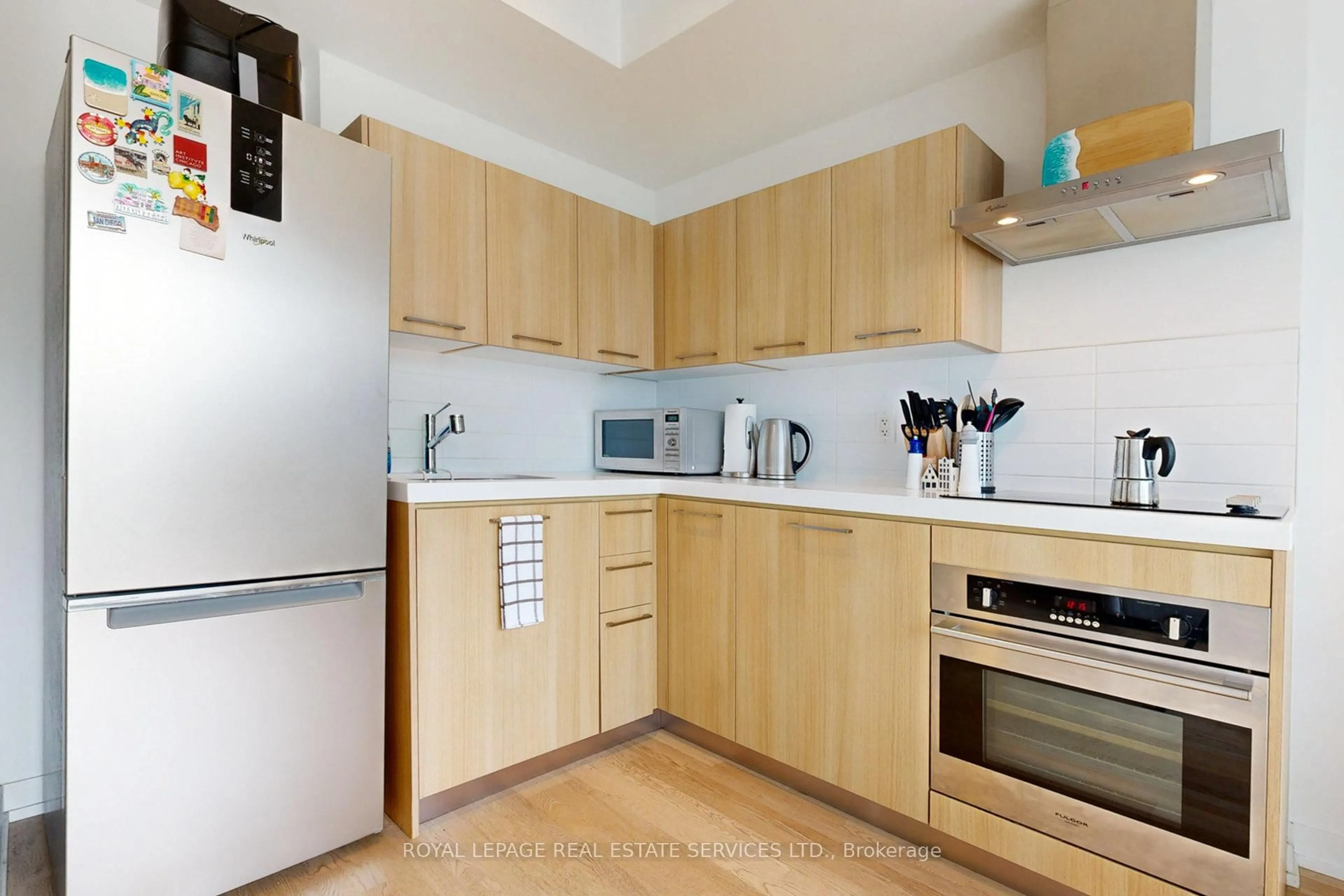 Standard kitchen, unknown for 560 King St #417, Toronto Ontario M5V 1M3