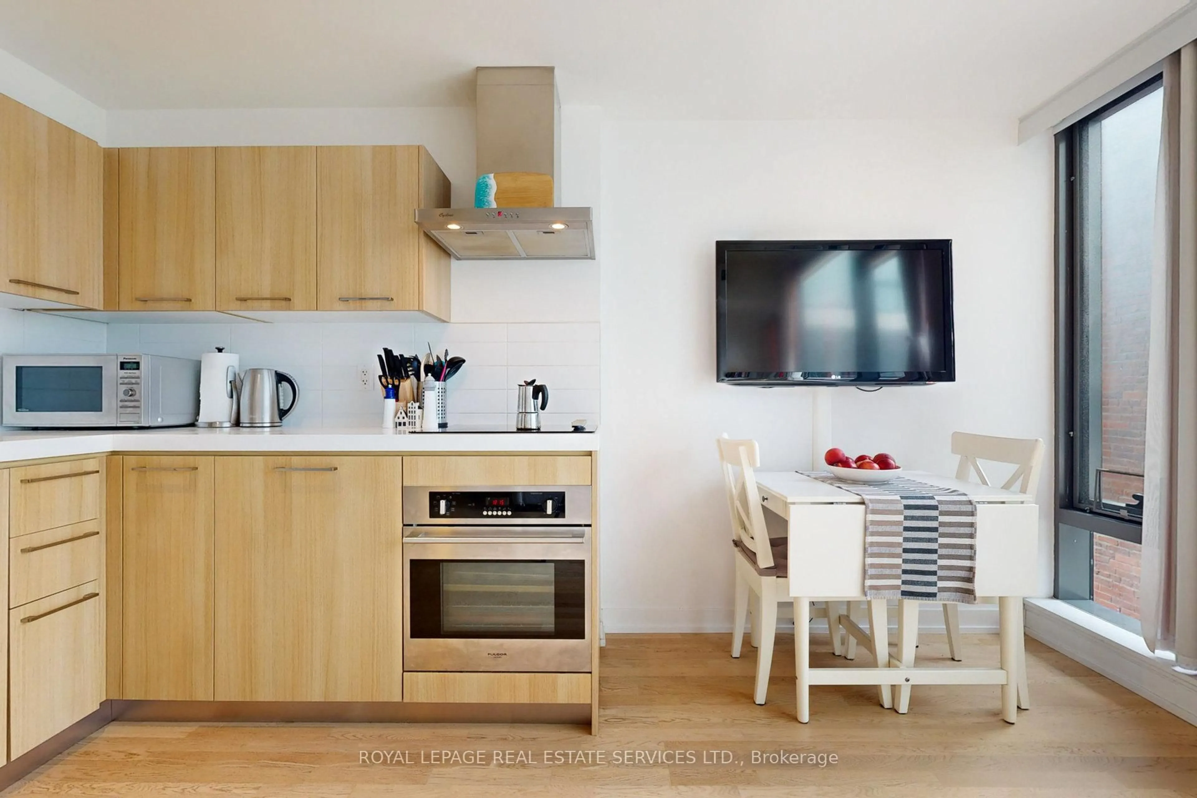 Standard kitchen, wood/laminate floor for 560 King St #417, Toronto Ontario M5V 1M3