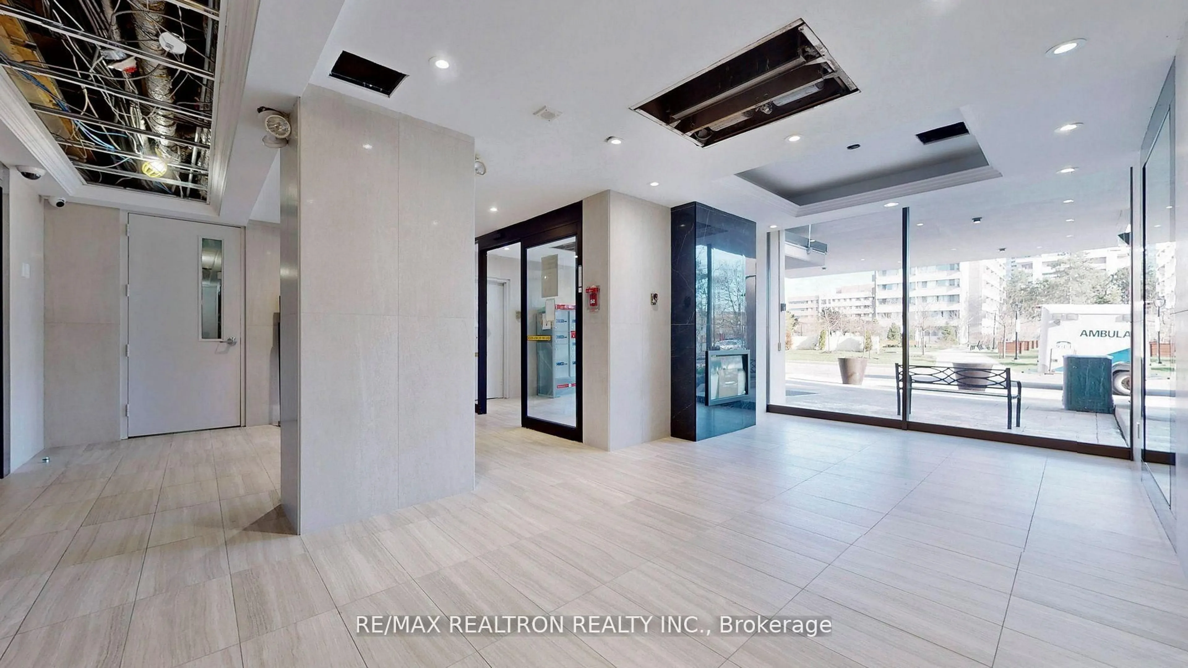 Indoor foyer for 725 Don Mills Rd #605, Toronto Ontario M3C 1S6